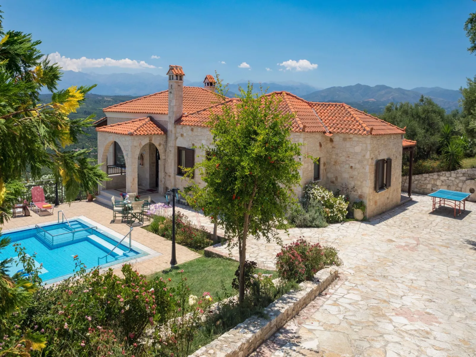 Familienvilla mit privatem Pool und Kinderbereich - Binnen