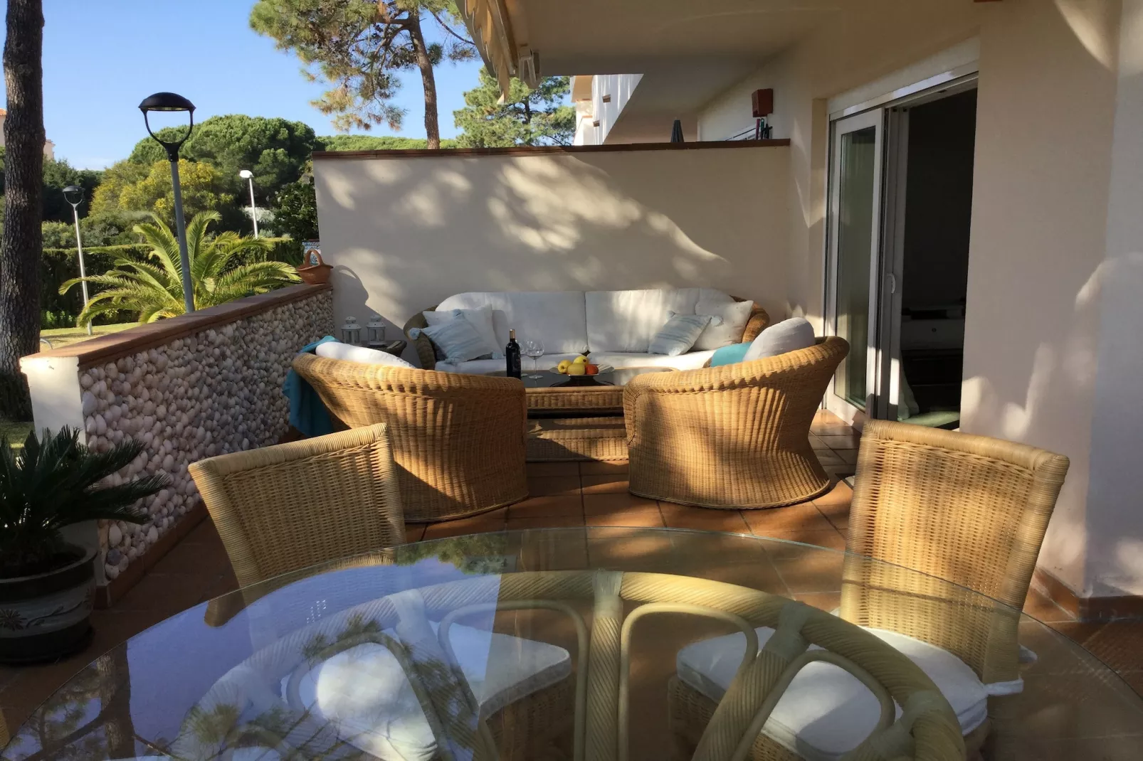 Beachside Family Apartment with Direct Pool Access - Terras