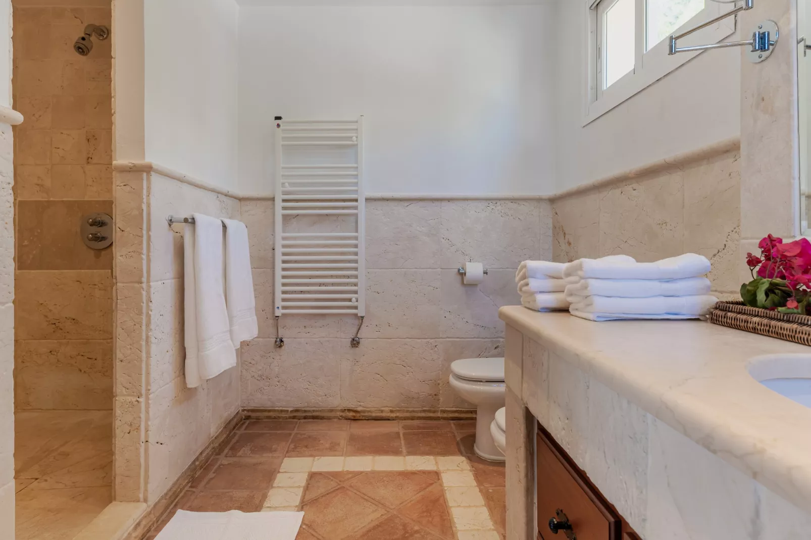 Charming Andalusian-Style Beach Villa - Badkamer