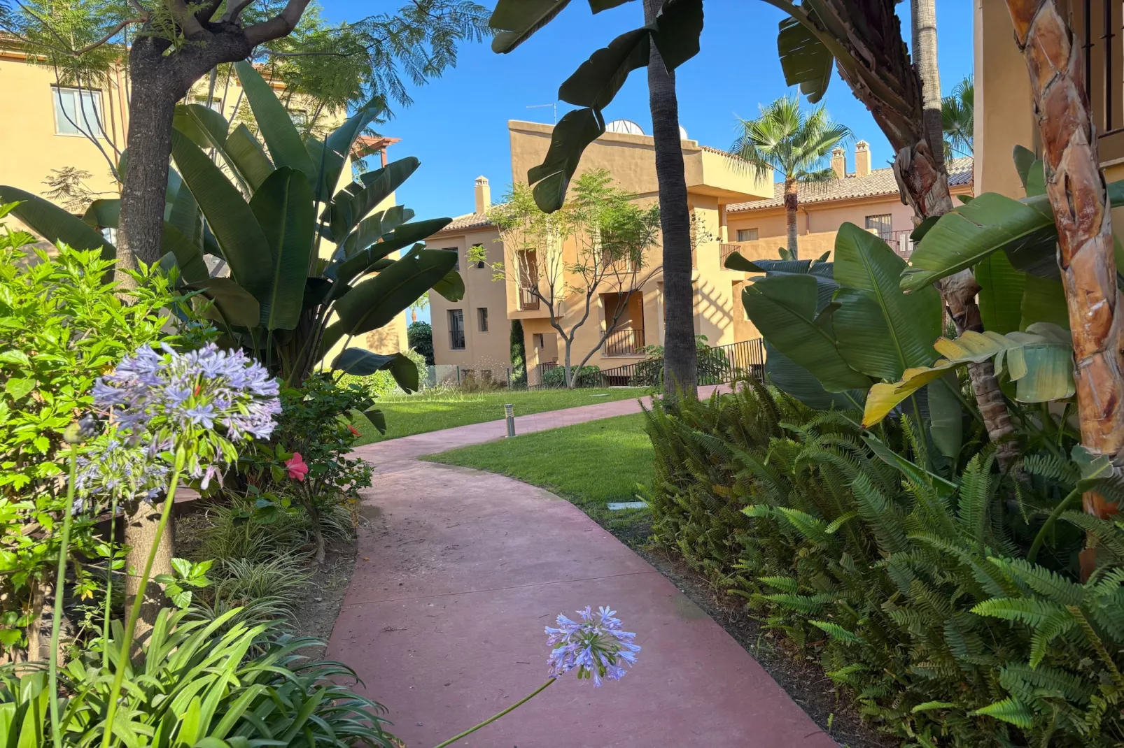 3-Bedroom Apartment with Sea & Mountain Views - Tuinen zomer