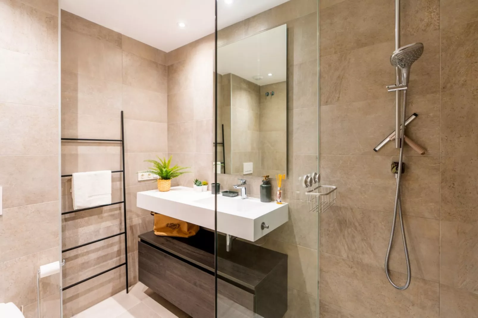 Stylish 2-Bed Apartment | Alcazaba Lagoon (1713) - Badkamer