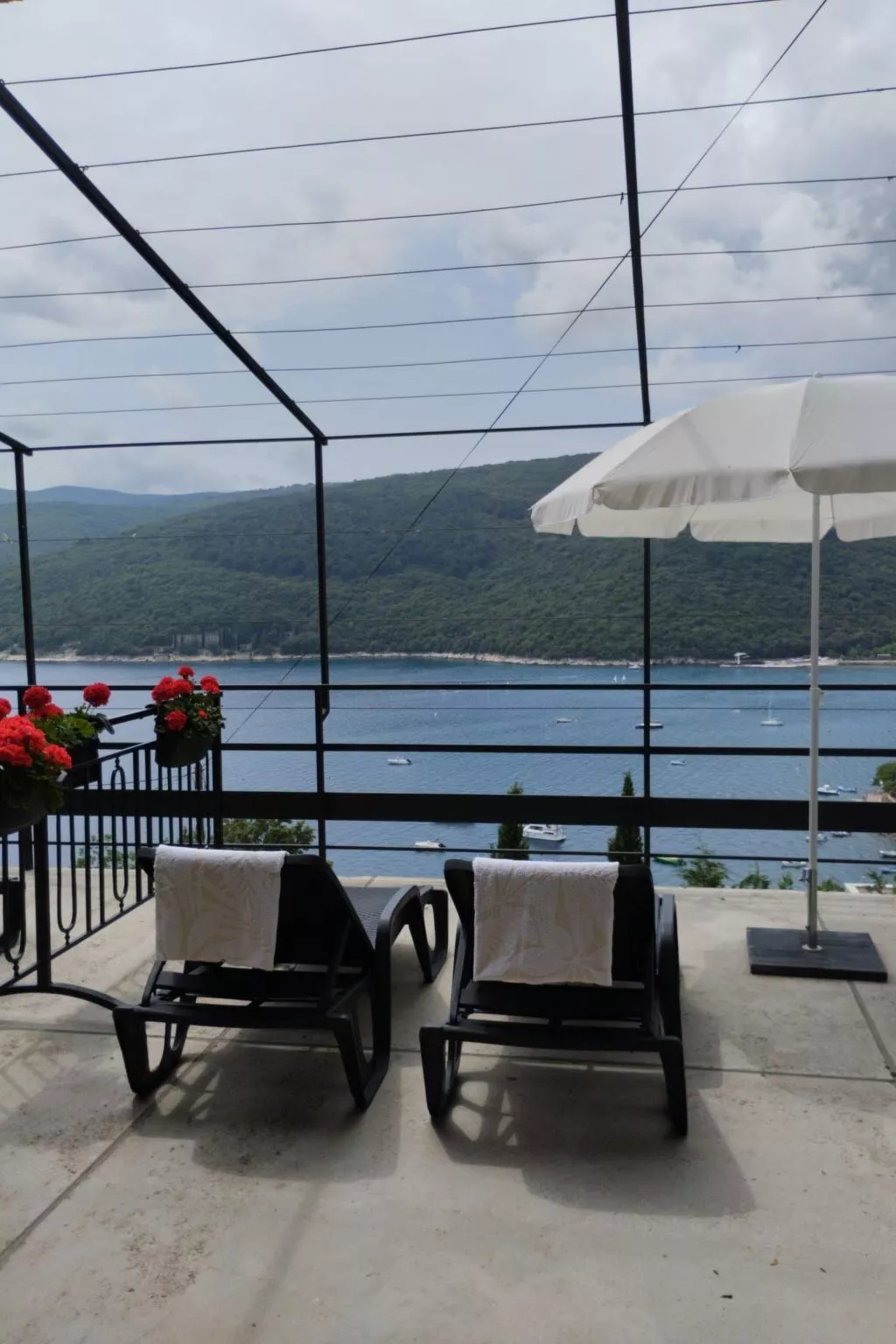 Appartement Bruna mit Terrasse und Meerblick - Buiten