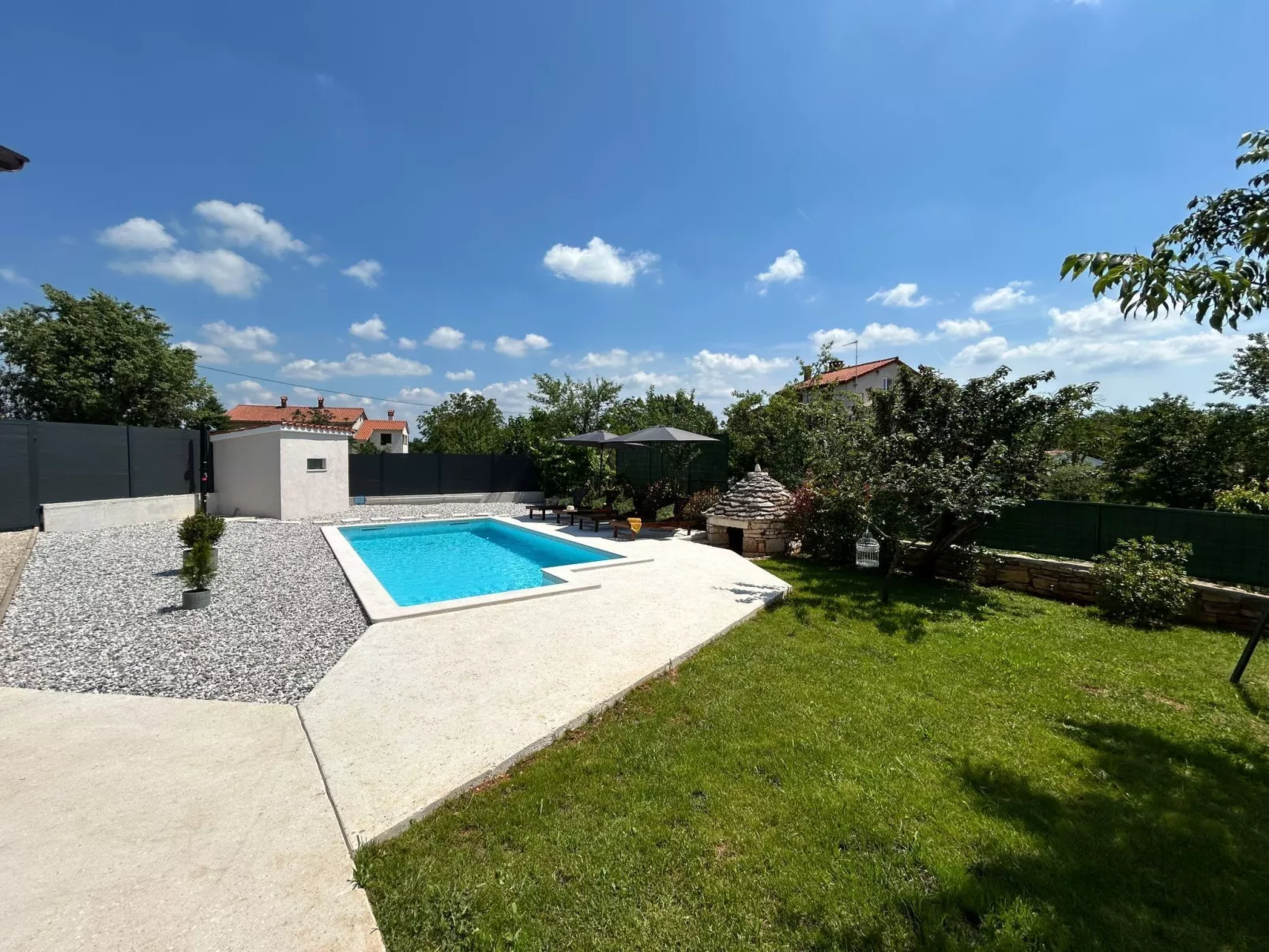 Diva mit privatem Pool - Buiten