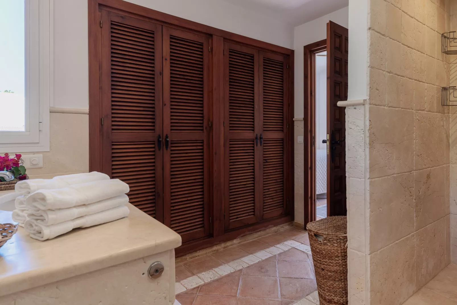 Charming Andalusian-Style Beach Villa - Badkamer