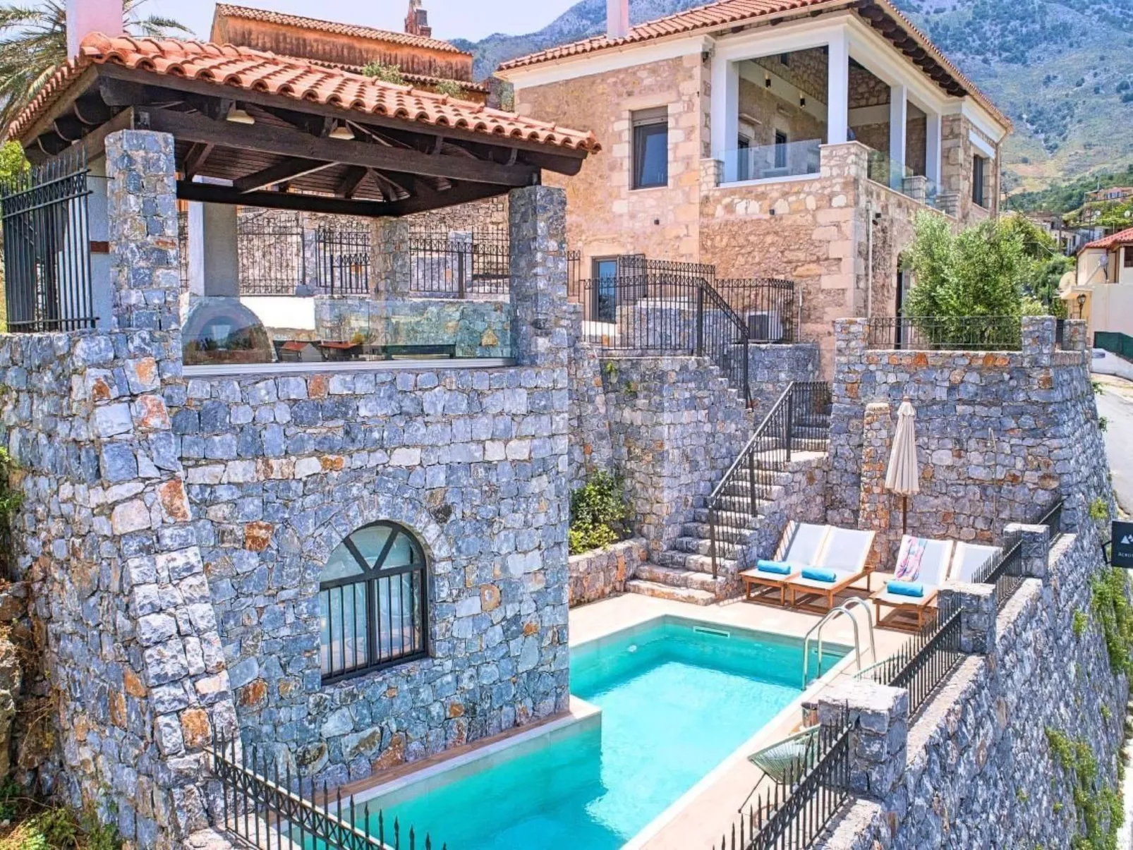 "Acrothea Villa Beheizter Pool" - Buiten