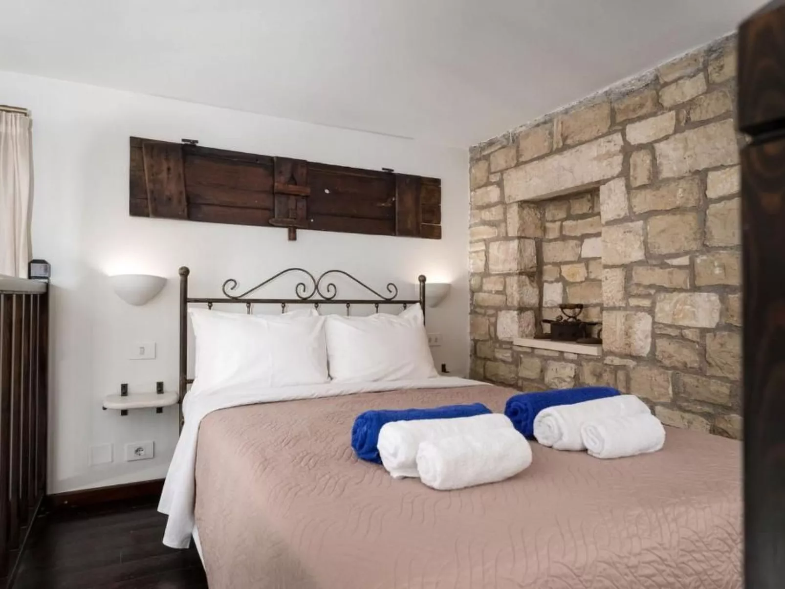 Traditionelle Natursteinvilla mit tollem Meerblick - Binnen