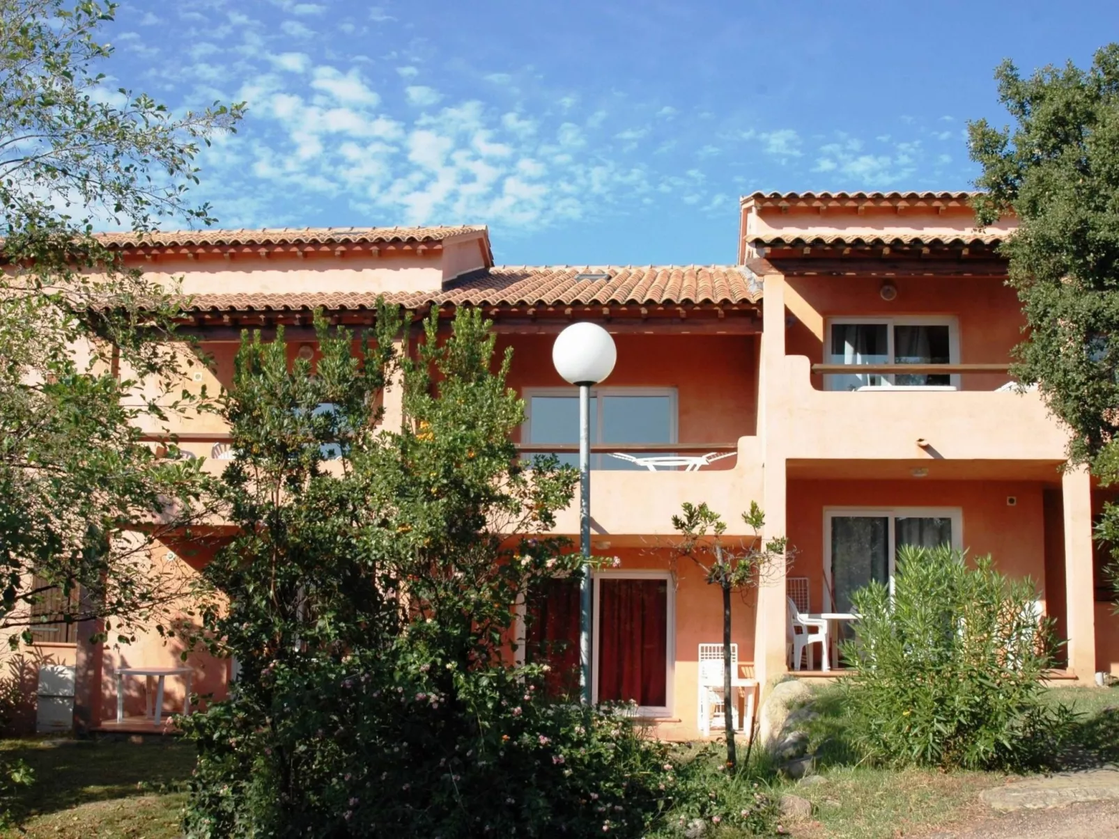 Unterkunft mit Terrasse, Klimaanlage. Schwimmbad - Buiten