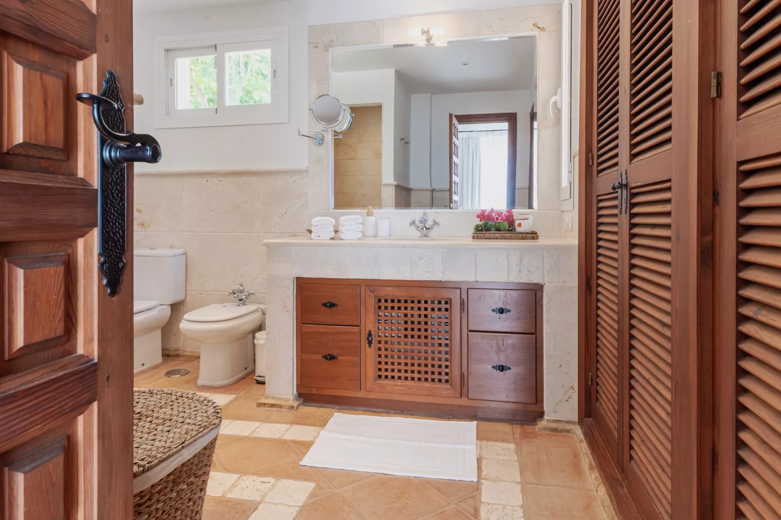 Charming Andalusian-Style Beach Villa - Badkamer