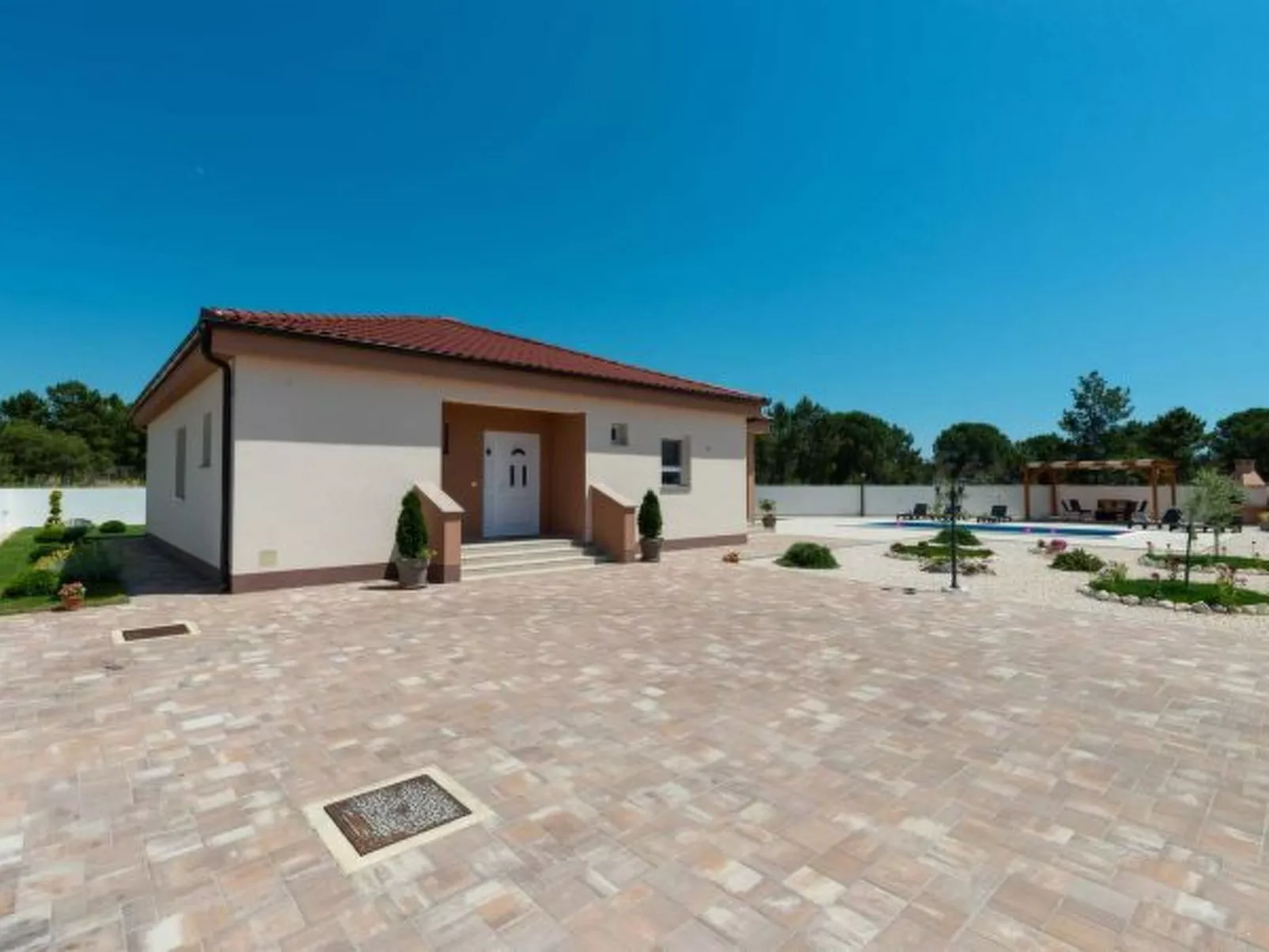 Villa First Hill with heated pool - Image-tags.info