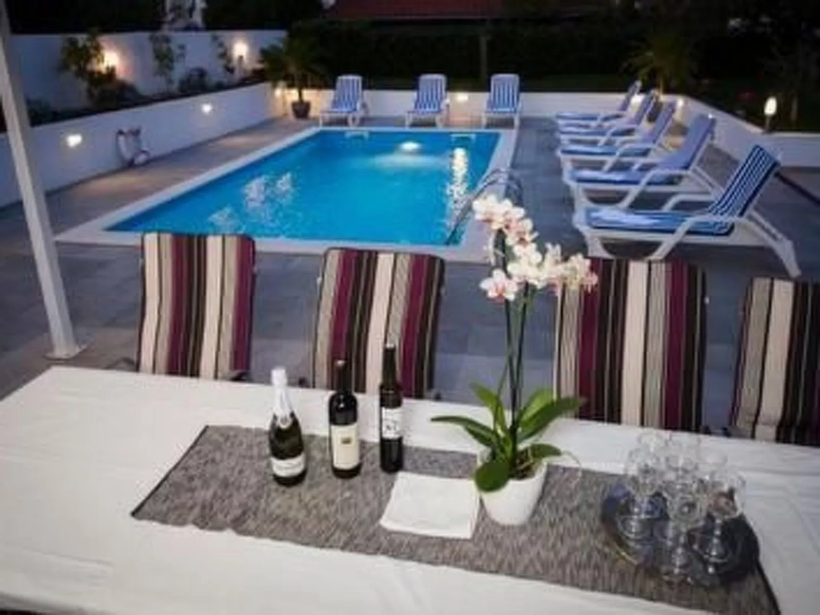 VILLA ENI mit Pool - Image-tags.info
