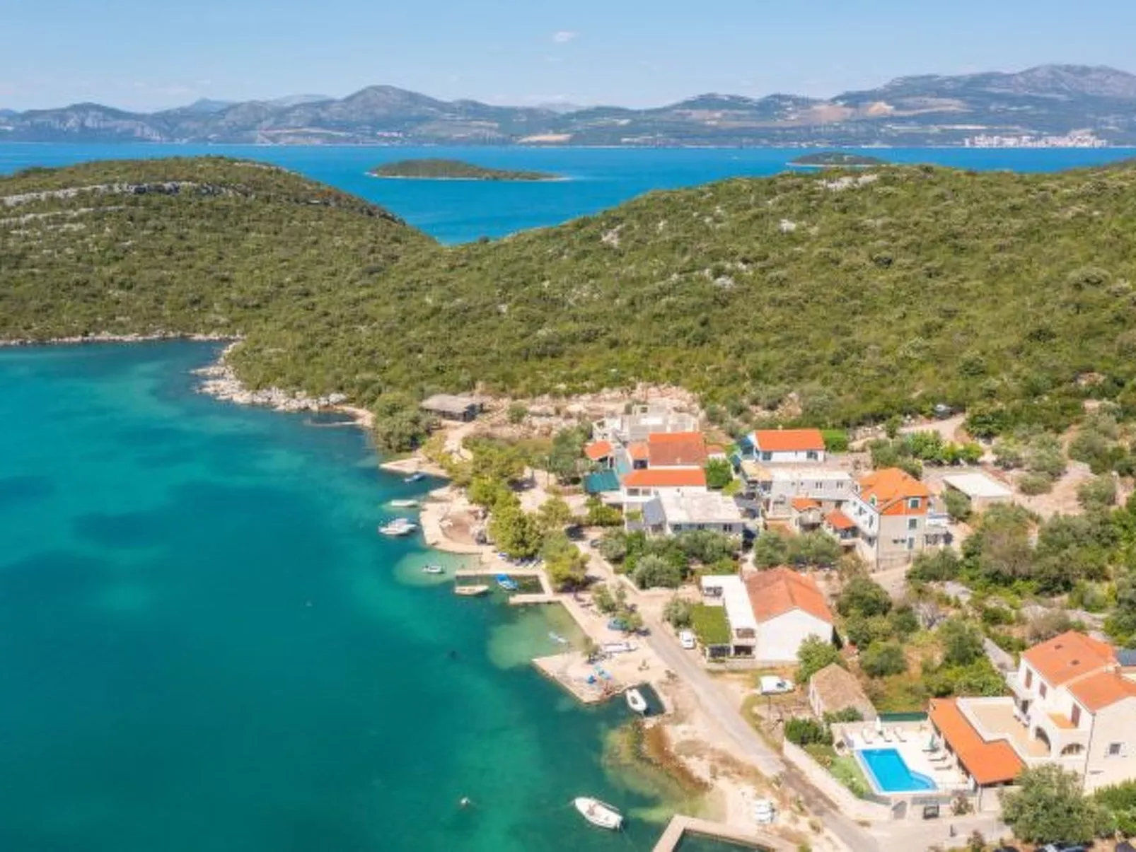 Beachfront Apartment house Hon with pool - Buiten