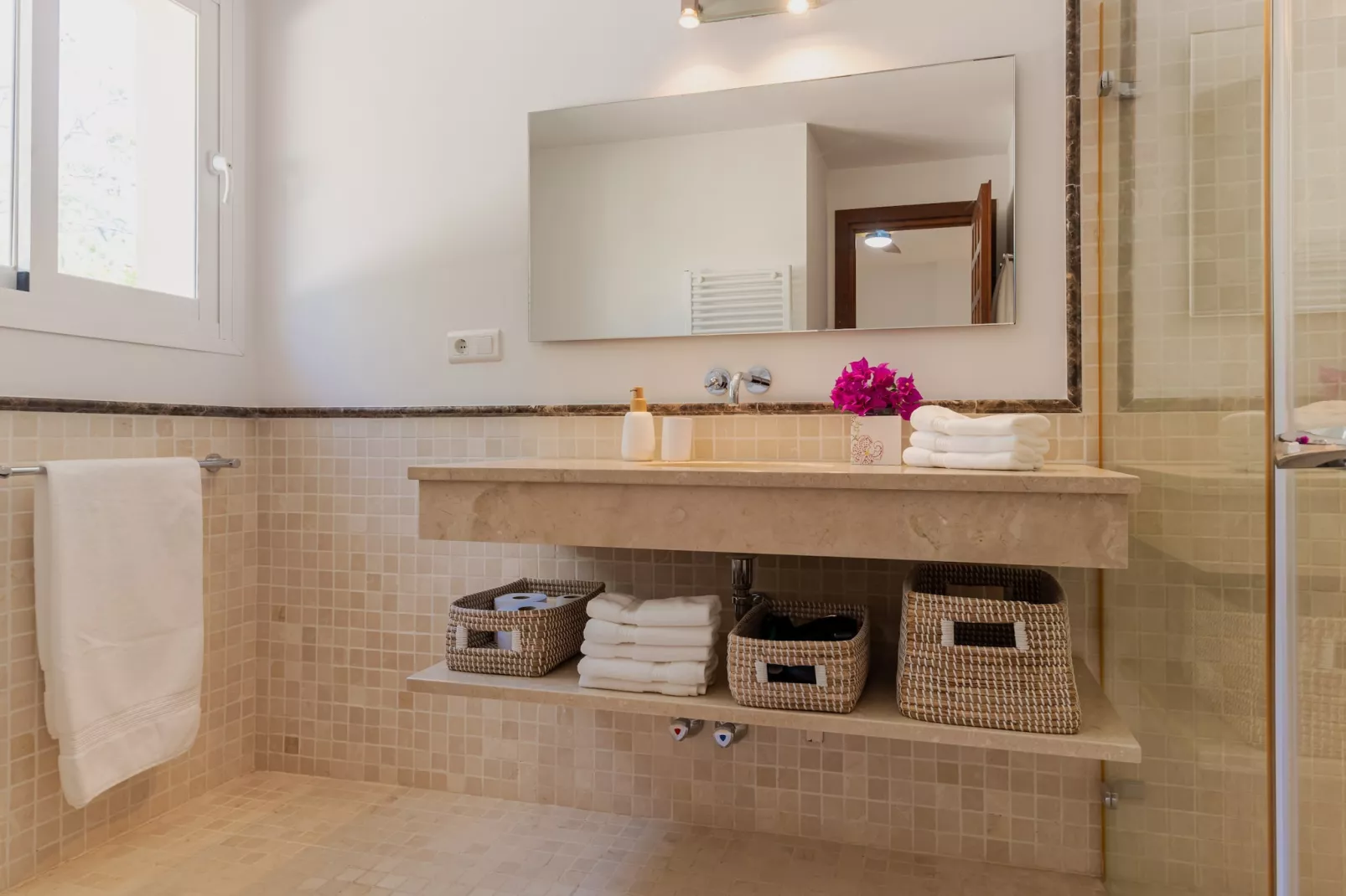 Charming Andalusian-Style Beach Villa - Badkamer