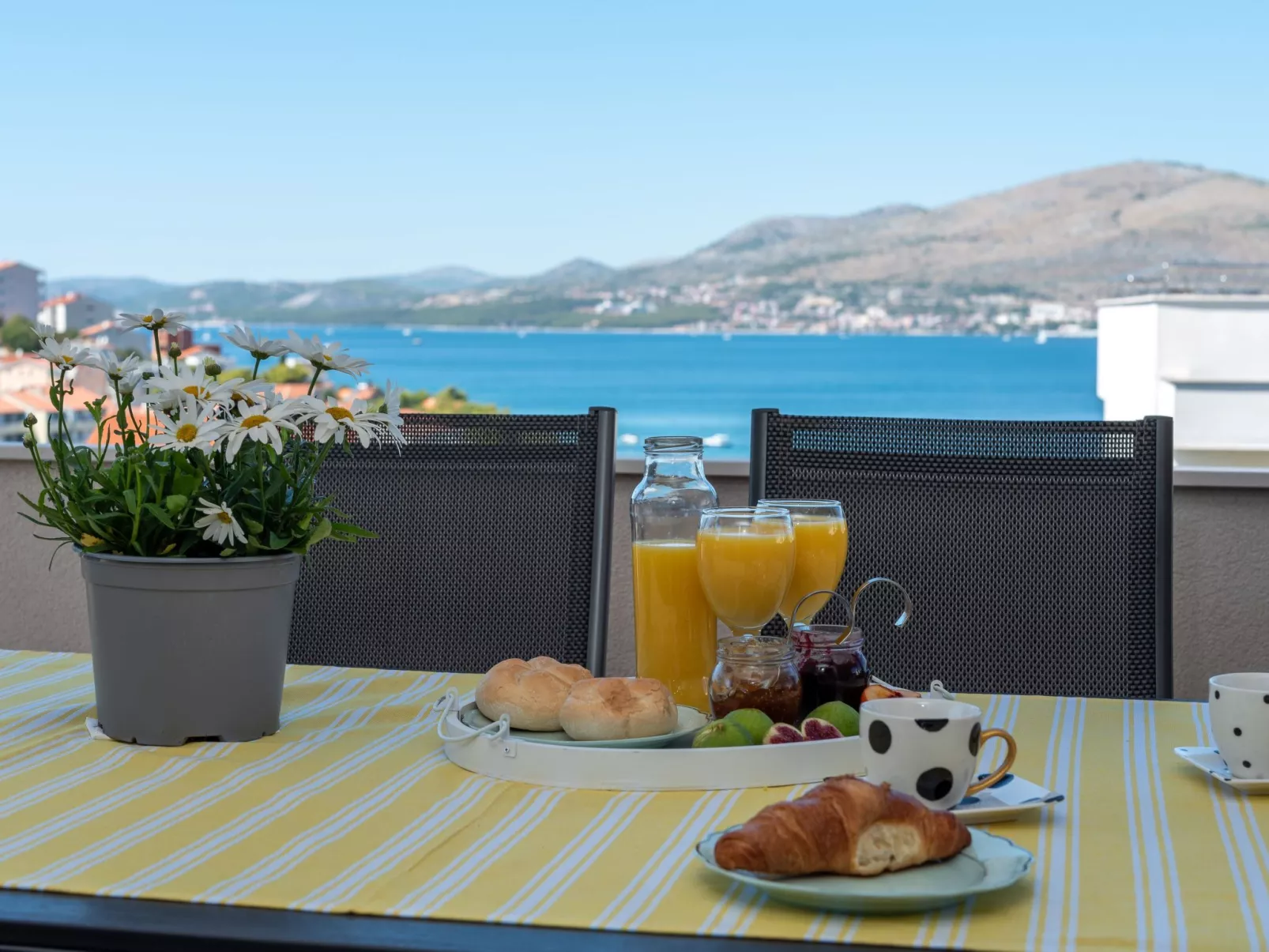 Modernes Apartment mit Gartennutzung, einer groß - Image-tags.info