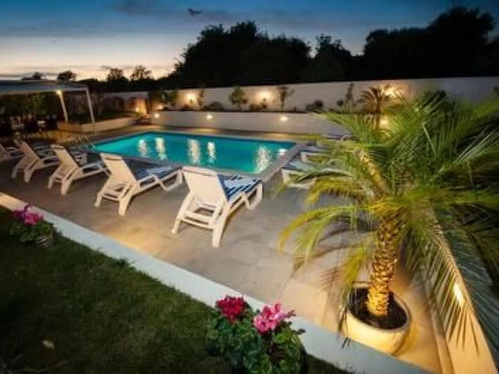 VILLA ENI mit Pool - Image-tags.info