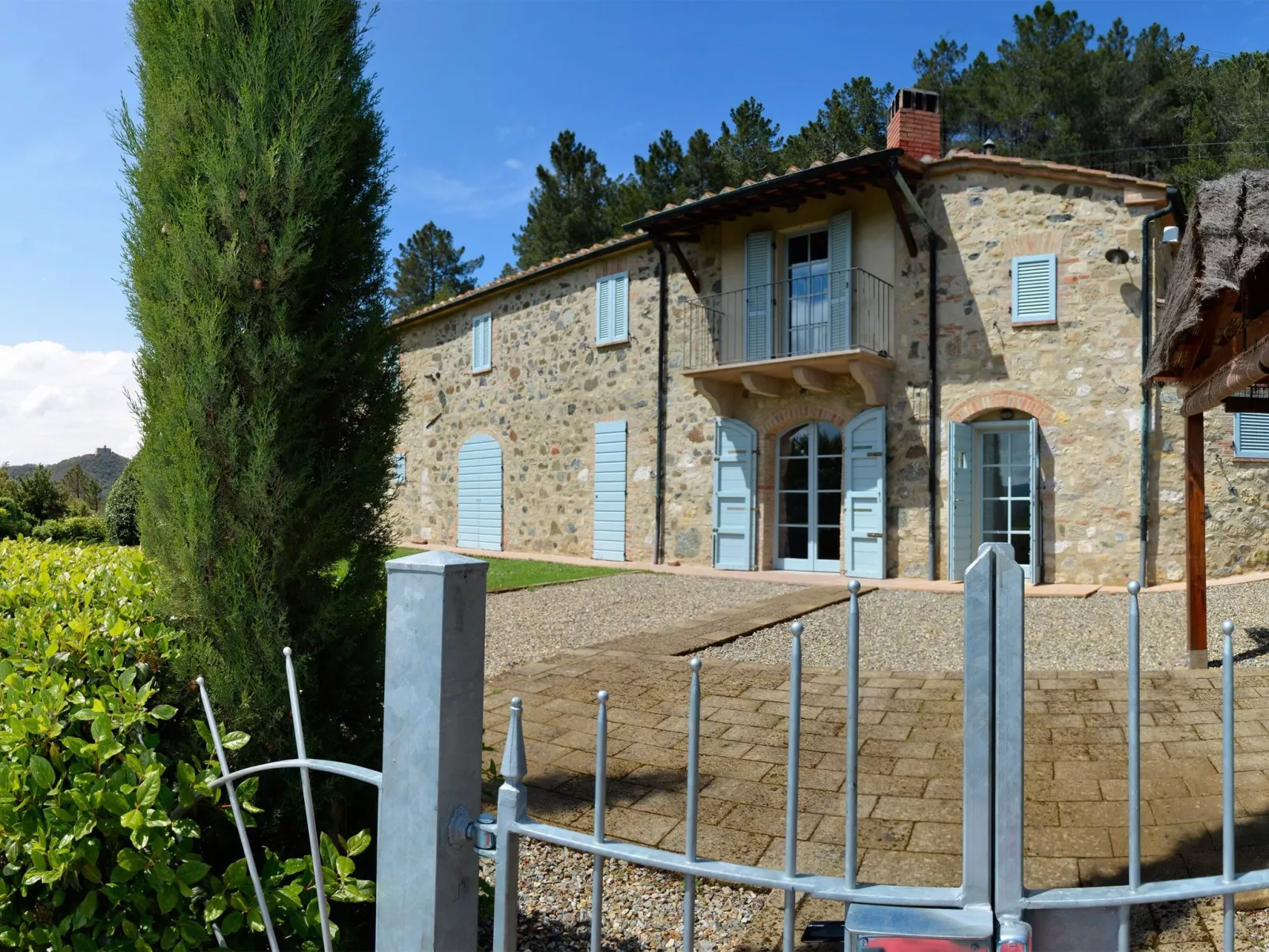 In Montecastelli Pisano mit beheiztem Whirlpool - Buiten