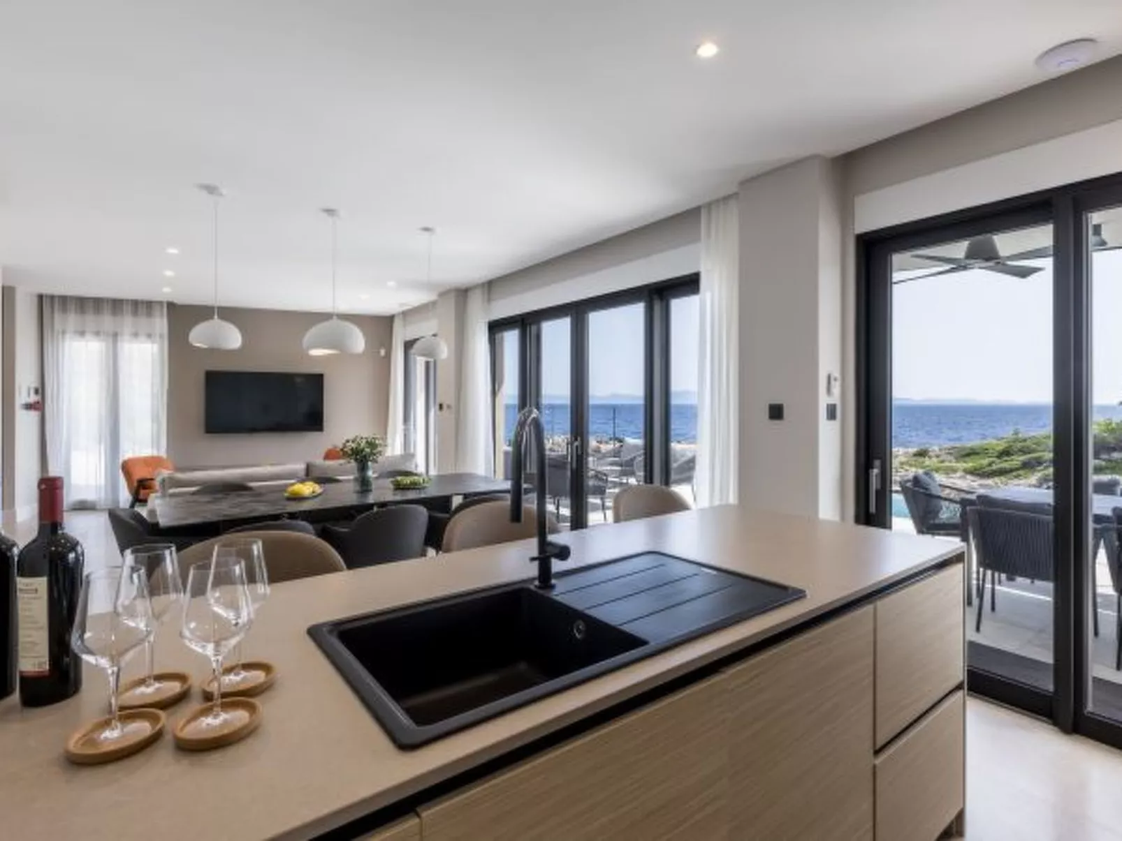 Beachfront villa Mare with seaview and pool - Binnen