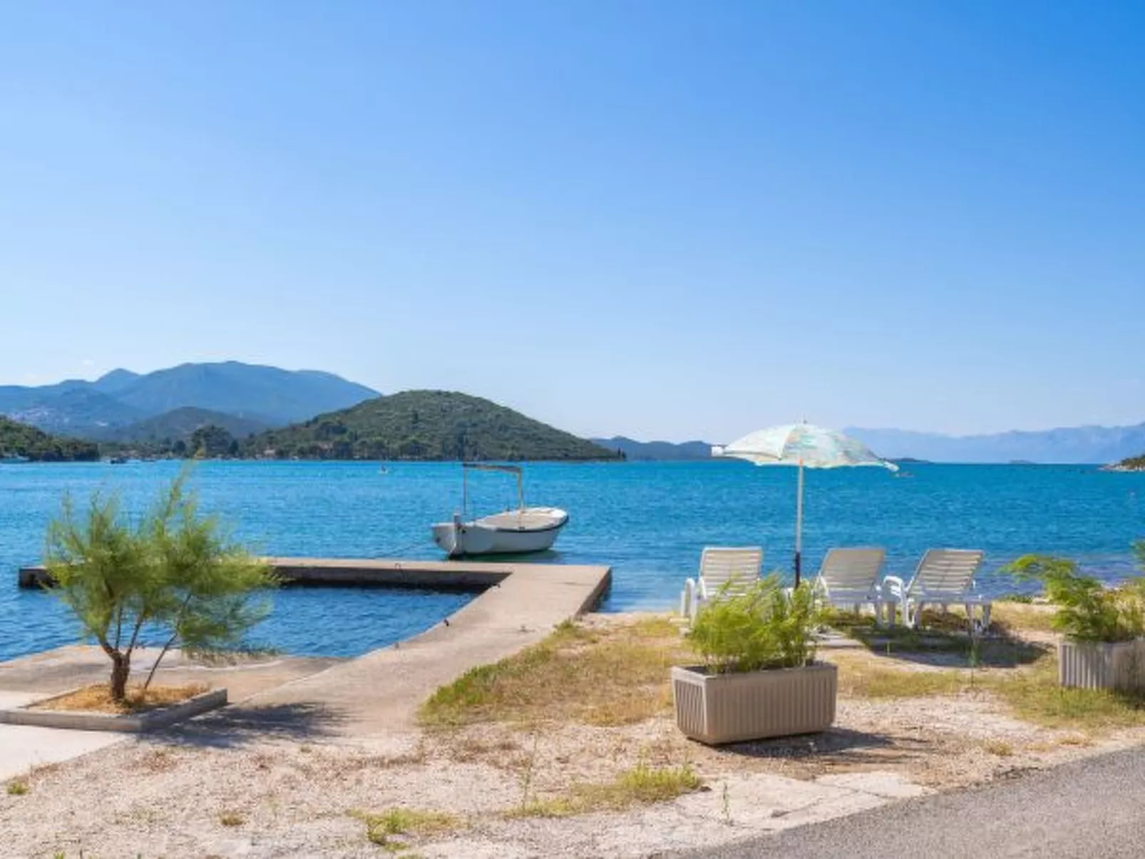 Beachfront Apartment house Hon with pool - Buiten