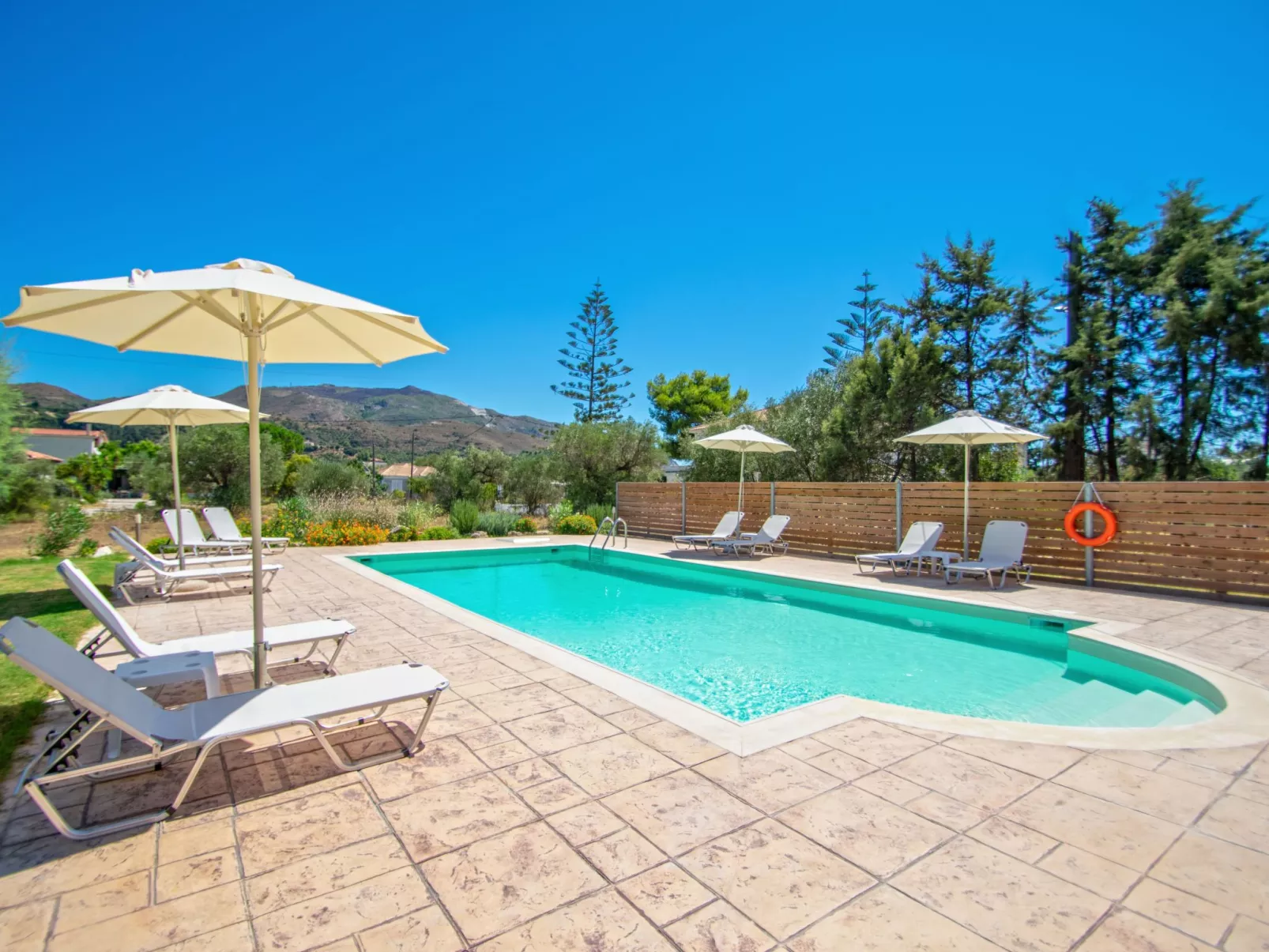 Anwesen mit Garten, Grill und Terrasse - Buiten