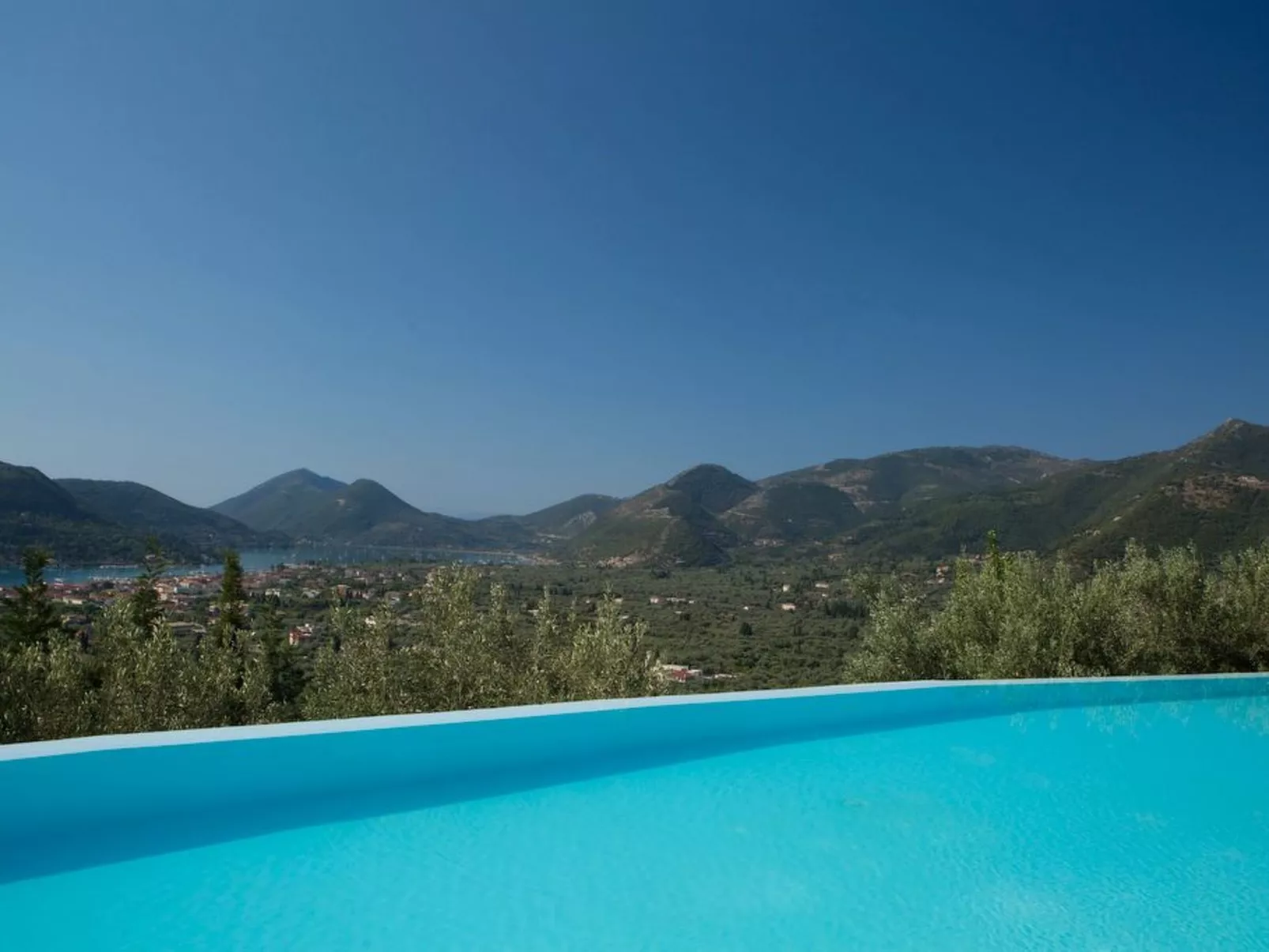 Luxuriöse Villa mit Infinity-Pool und Panoramablick - Image-tags.info