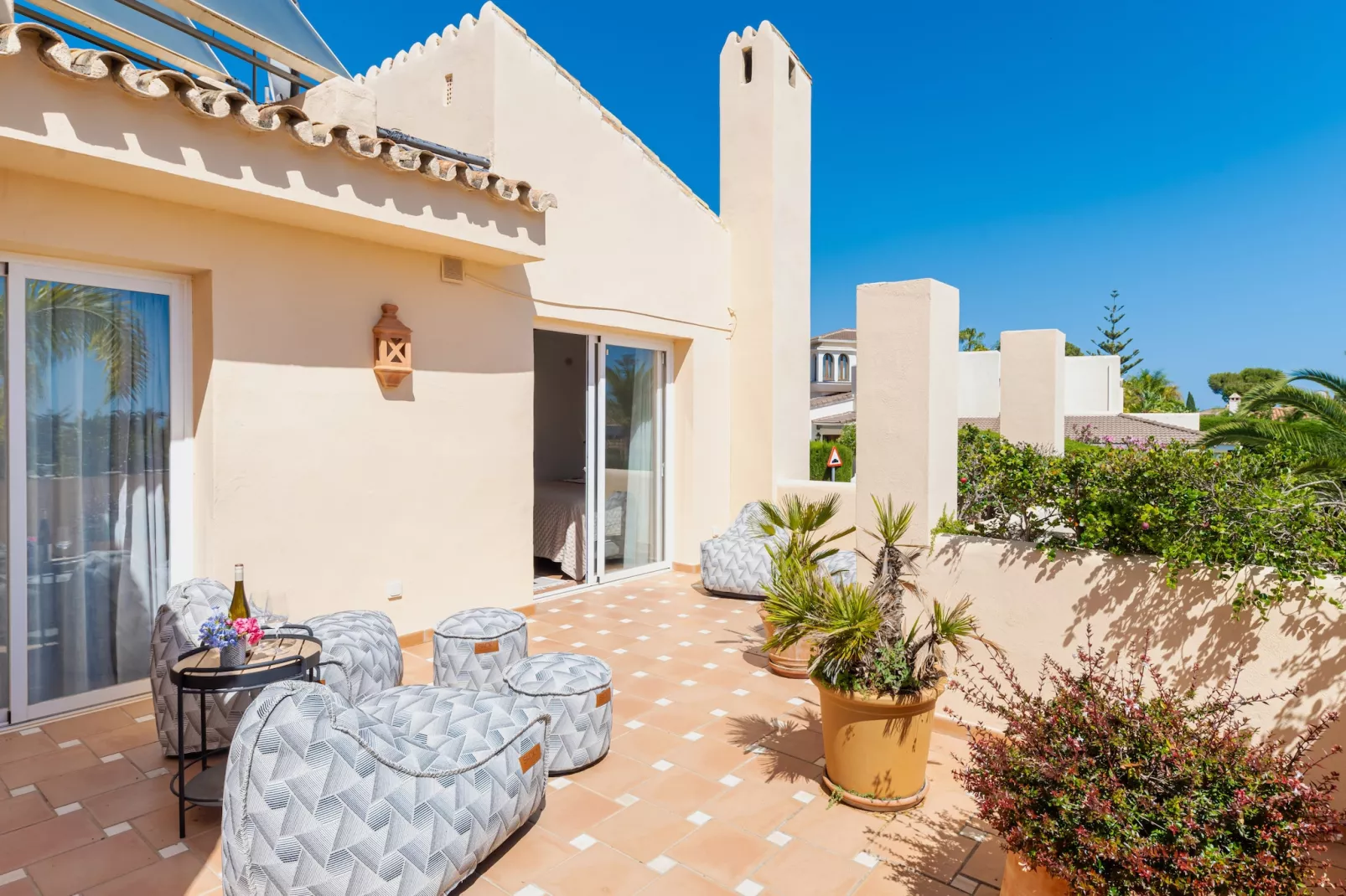 Charming Andalusian-Style Beach Villa - Terrasbalkon