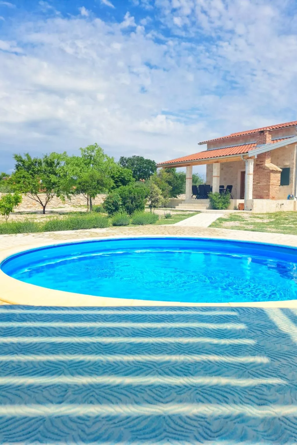 Anwesen "Steinperle mit beheiztem Schwimmbad" - Buiten