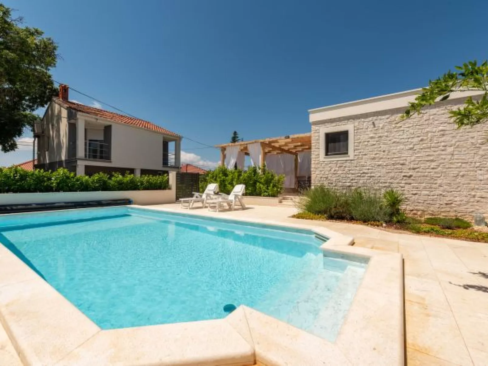 Studio Apartment Varos with shared pool - Image-tags.info