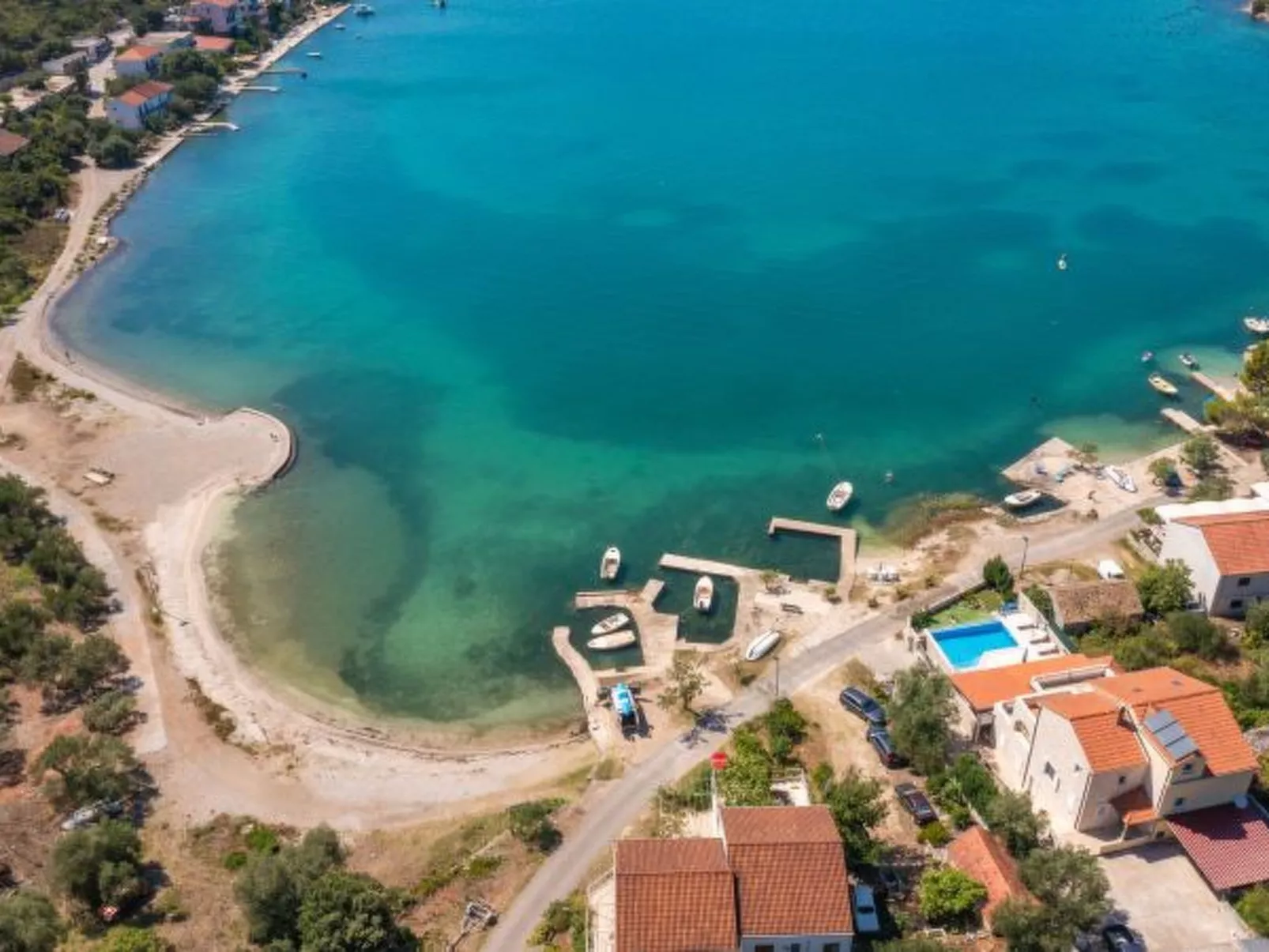 Beachfront Apartment house Hon with pool - Buiten