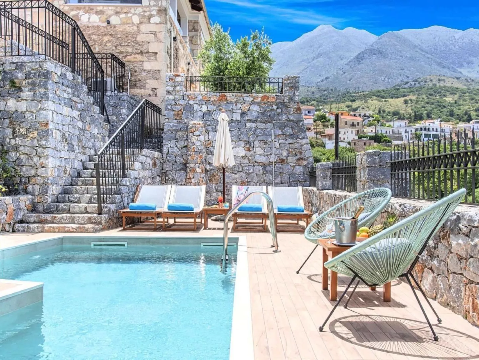 "Acrothea Villa Beheizter Pool" - Buiten