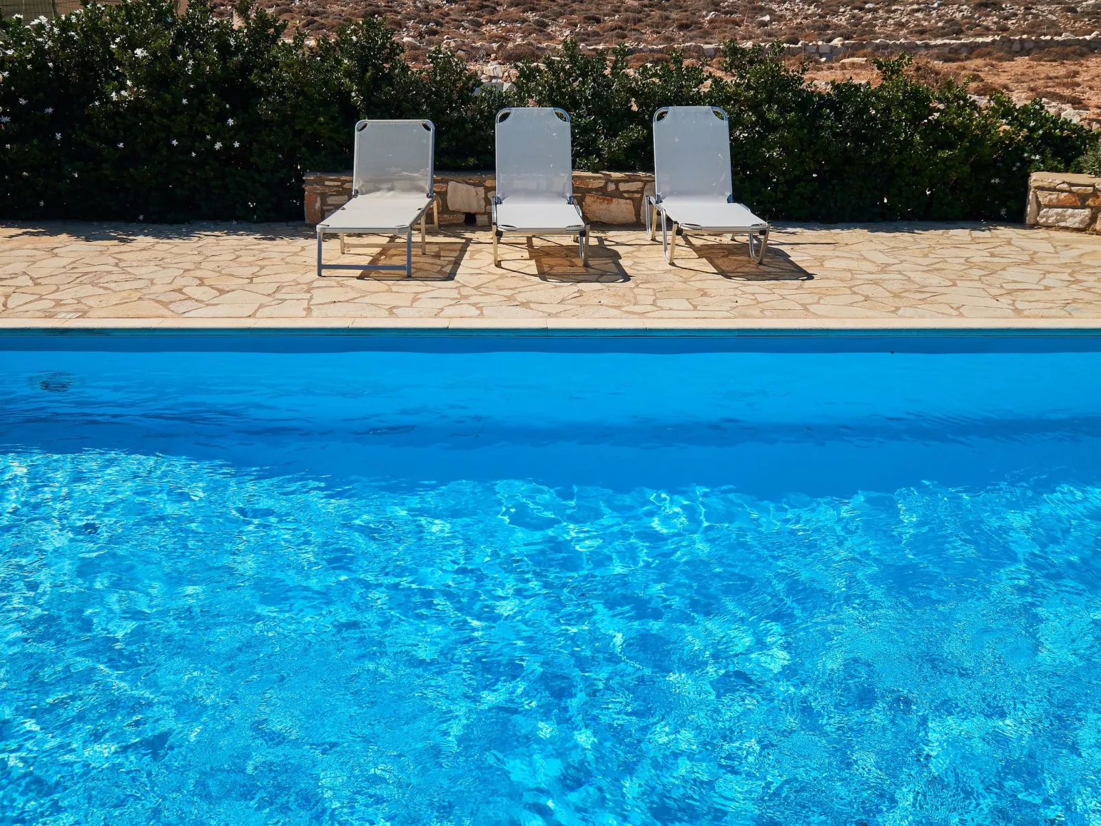 Große, komfortable Pool-Villa, Strand zu Fuß erreichbar - Buiten