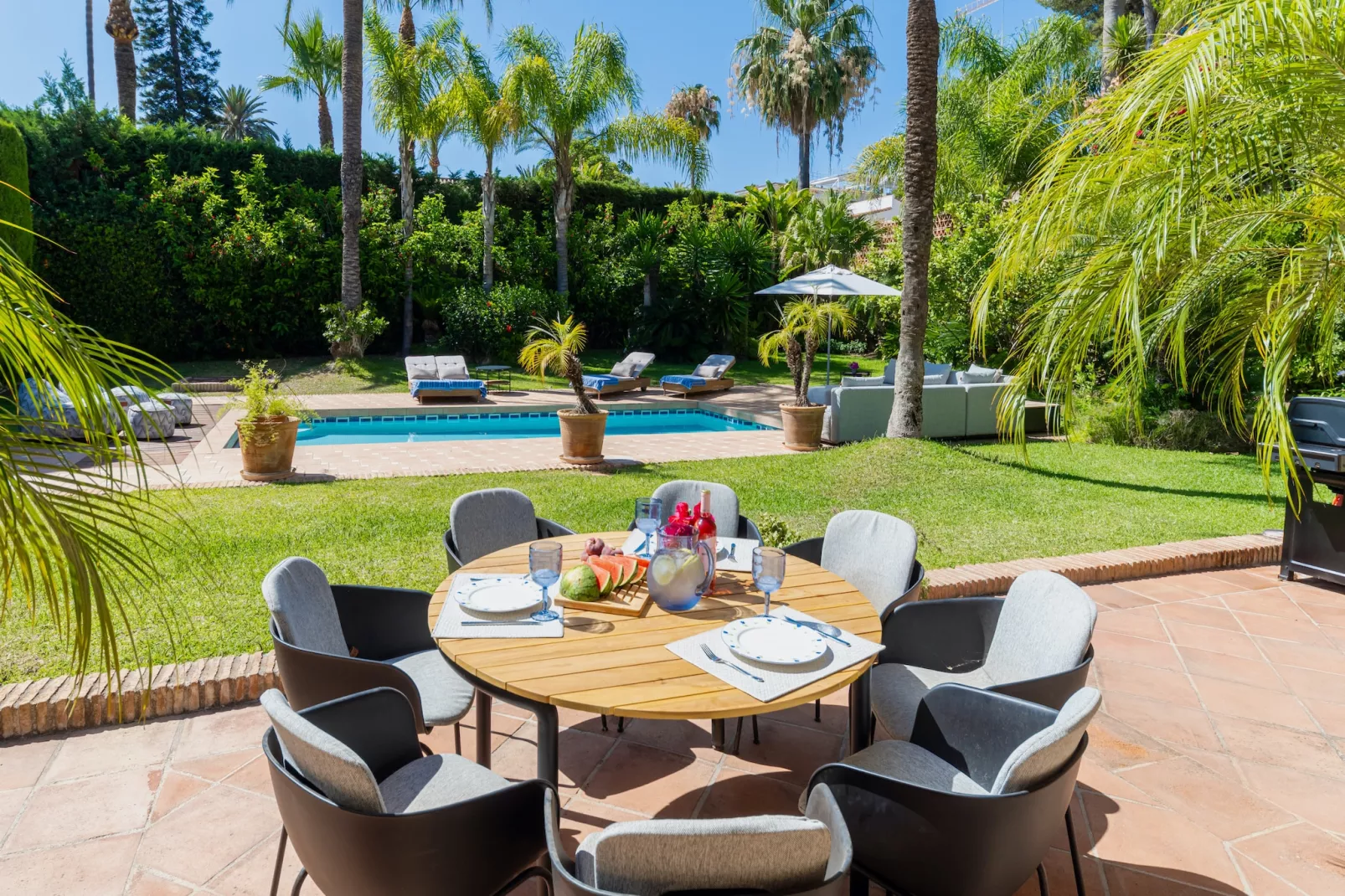 Charming Andalusian-Style Beach Villa - Terrasbalkon