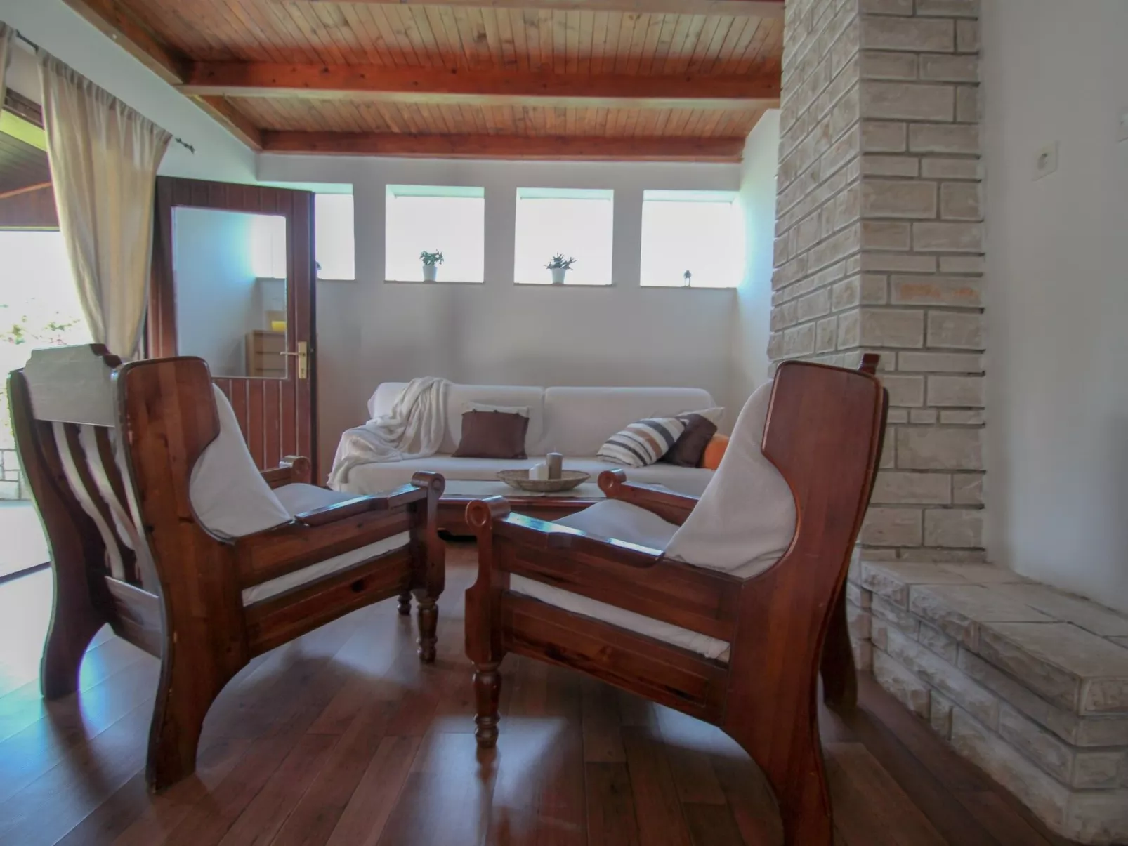 "Karpinjan" direkt am Strand - Binnen