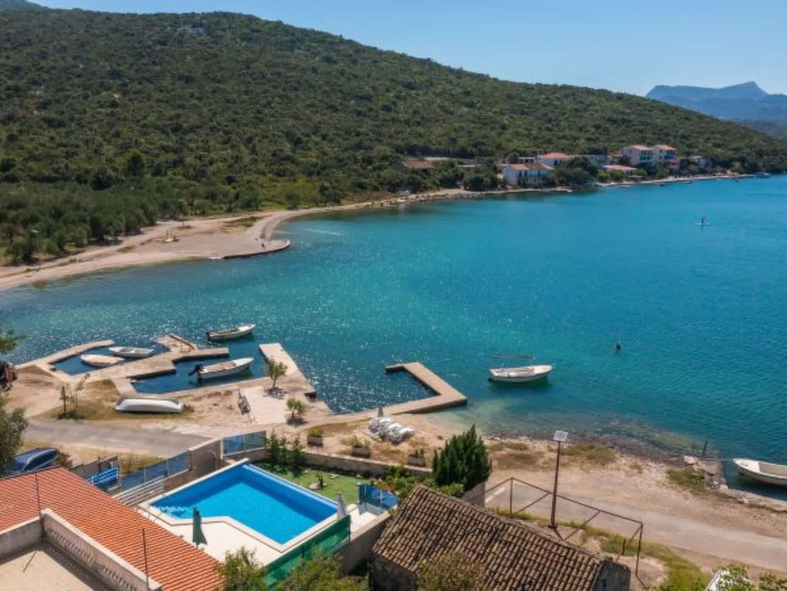 Beachfront Apartment house Hon with pool - Buiten