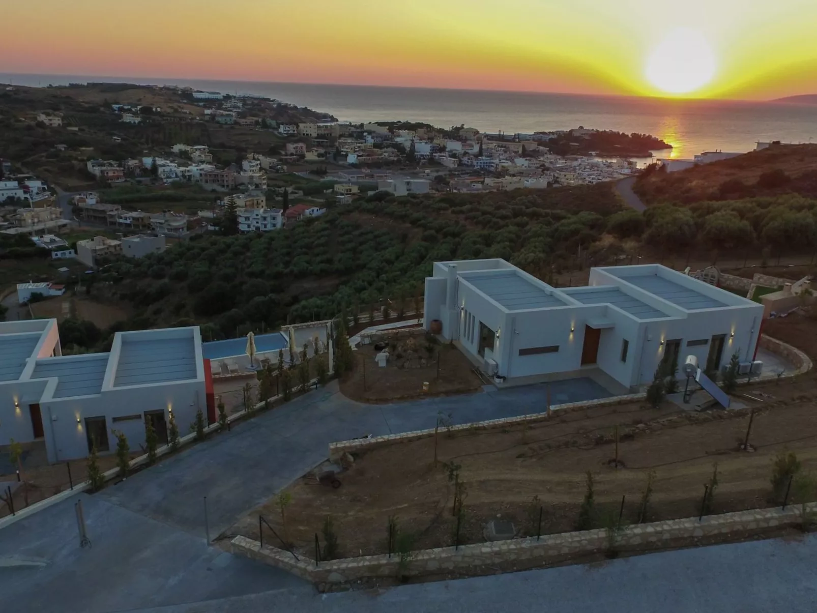 "Villa Kallia" mit Infinity-Pool - Buiten