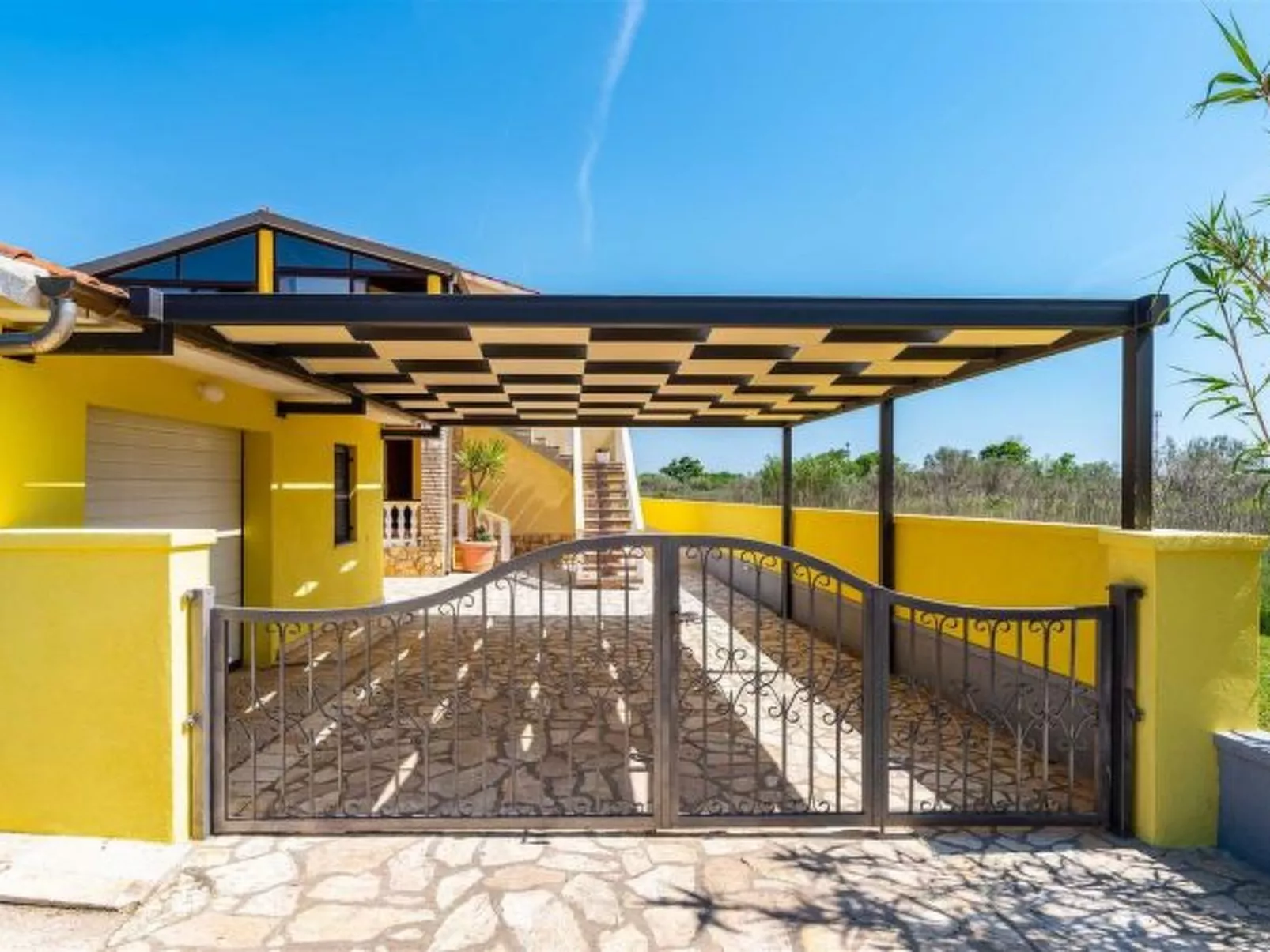 Apartment house Simoni with pool - Image-tags.info