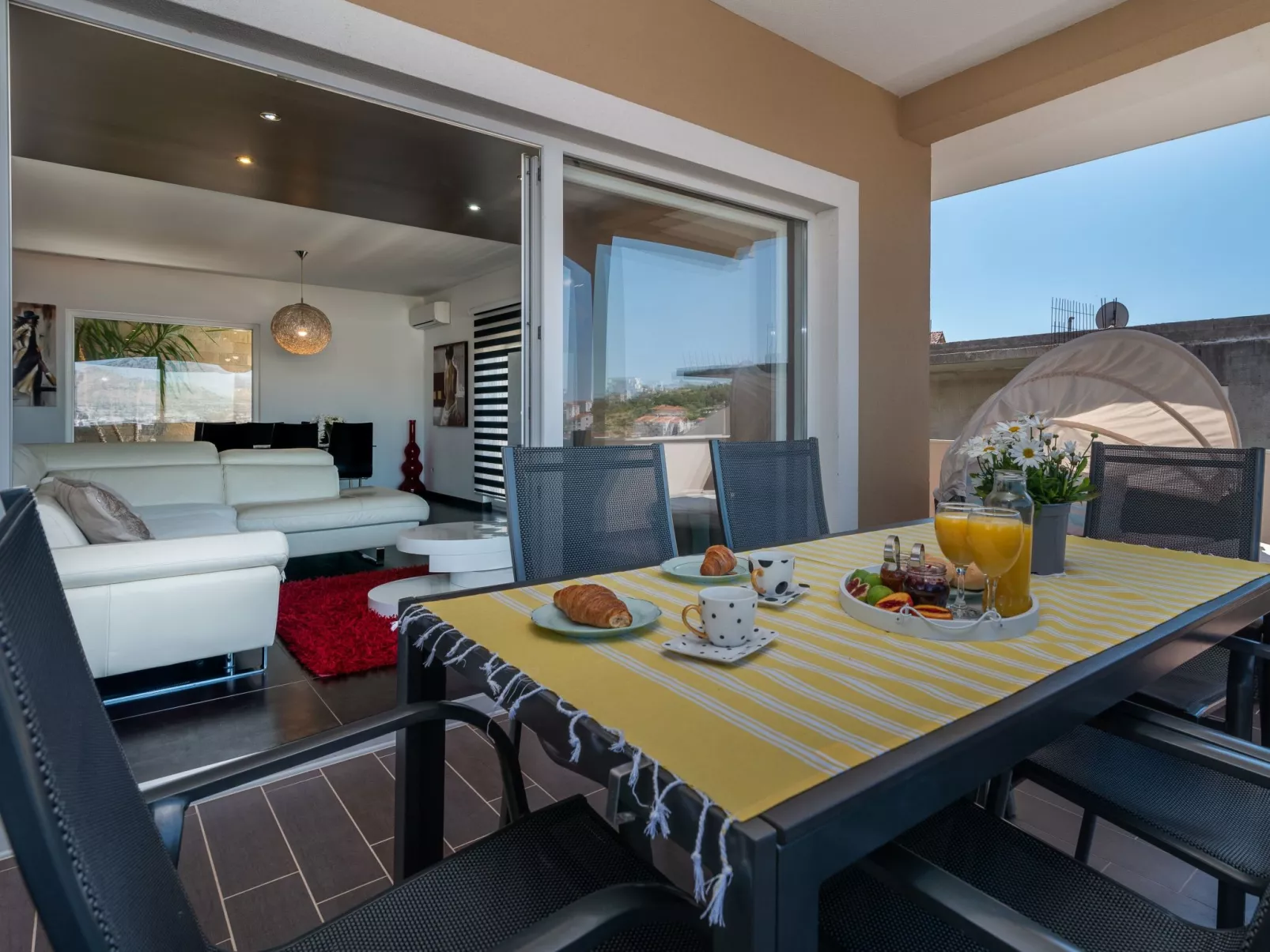 Modernes Apartment mit Gartennutzung, einer groß - Image-tags.info