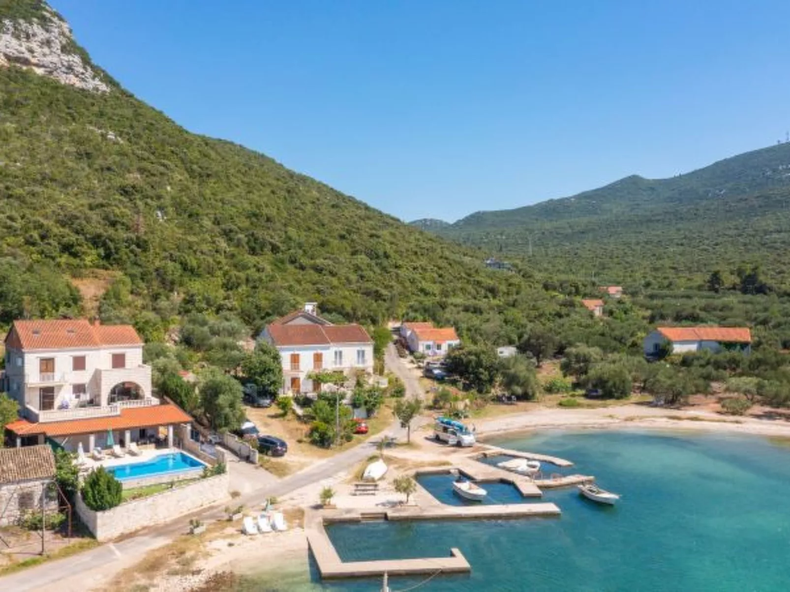 Beachfront Apartment house Hon with pool - Binnen