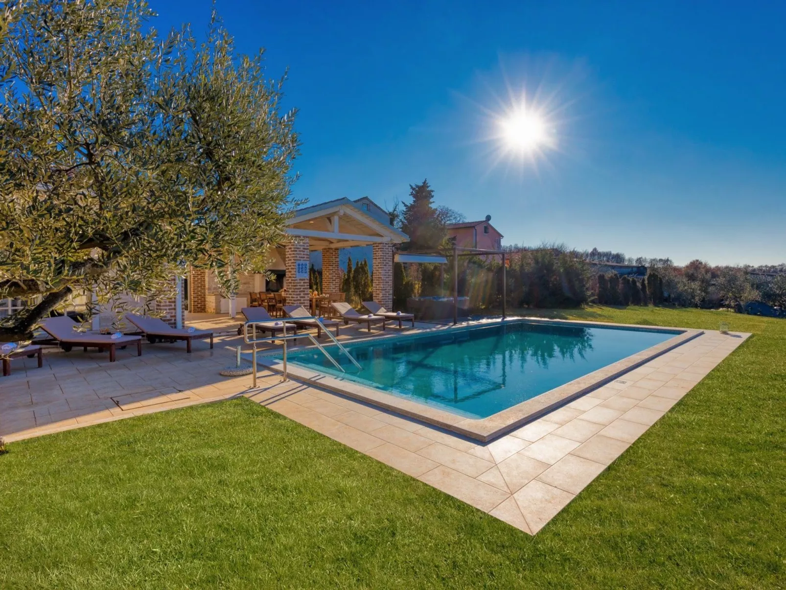 Villa "Star" mit Whirlpool - Buiten