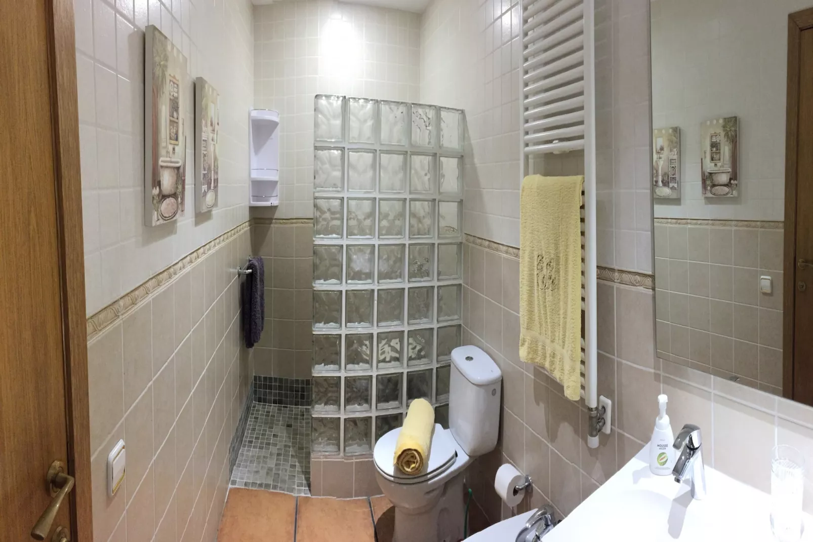 Vivalidays Villa Kiros - Badkamer