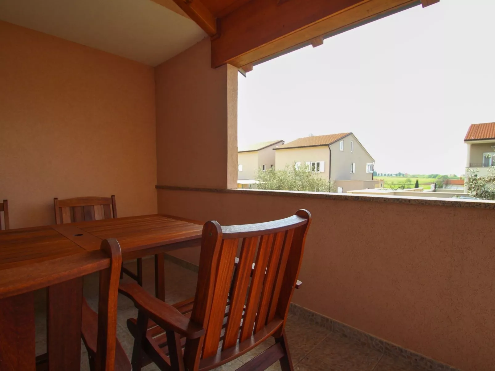 Mit Terrasse für 4 Personen - Binnen