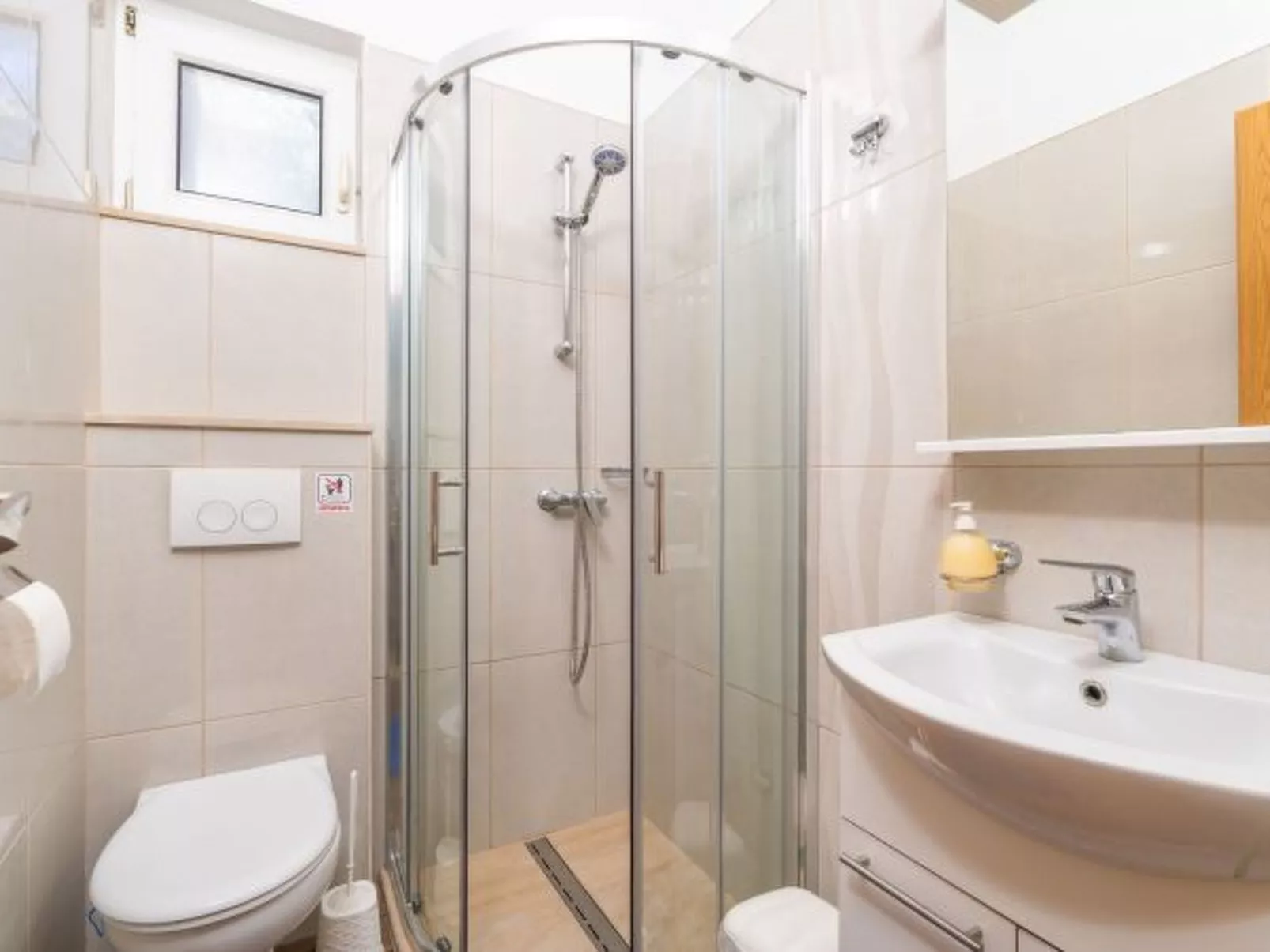 Beachfront Apartment house Hon with pool - Binnen