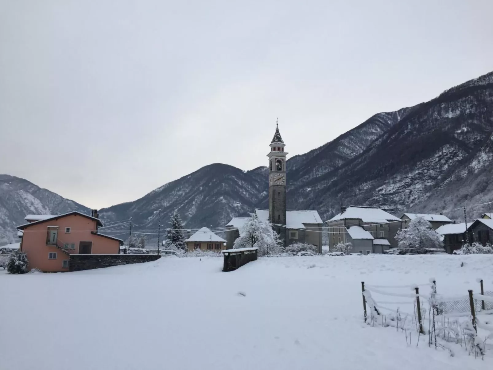 Rustico di vacanza nel nucleo di Moghegno - Buiten