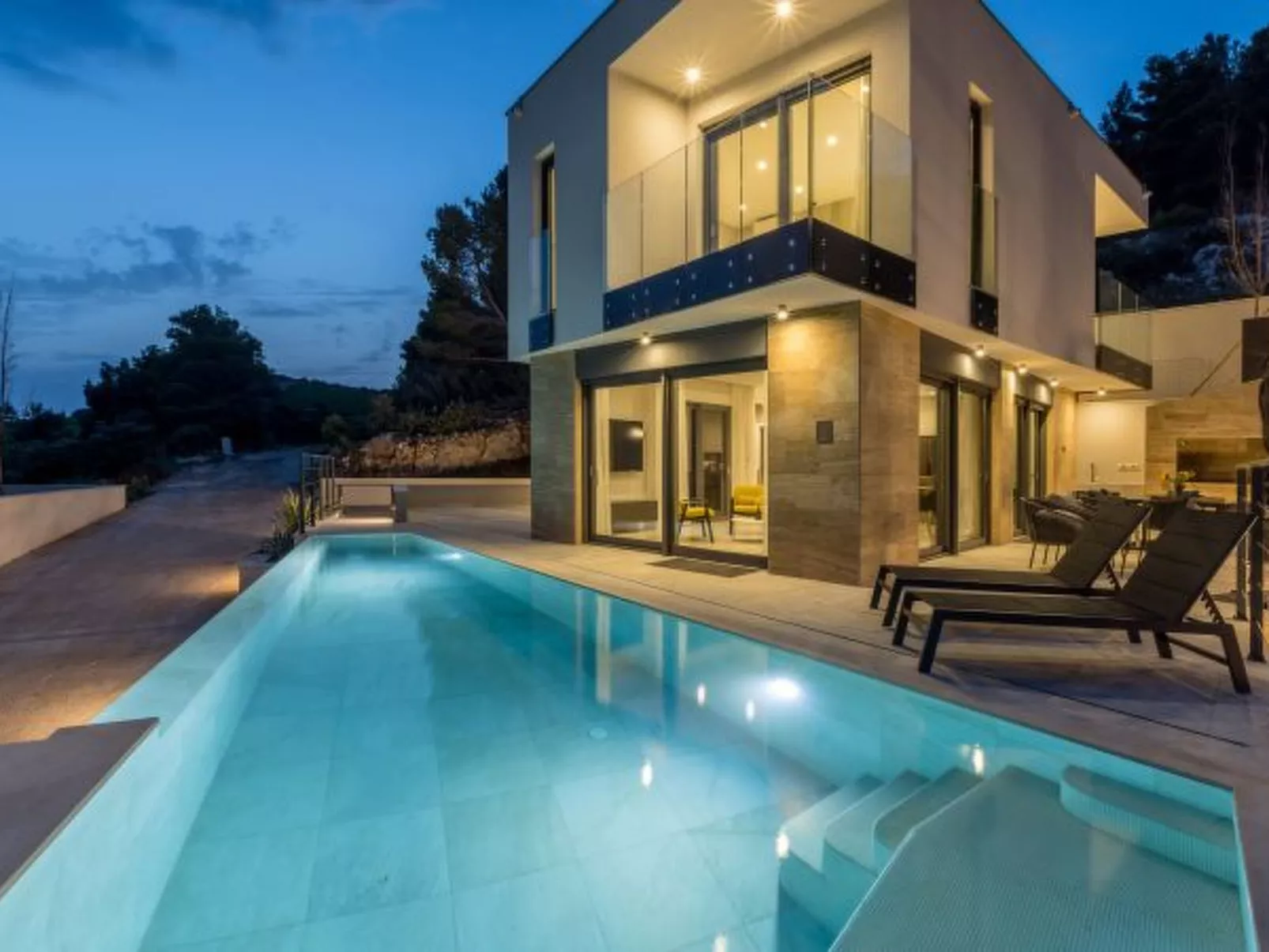 Beachfront villa Luce with seaview and pool - Buiten