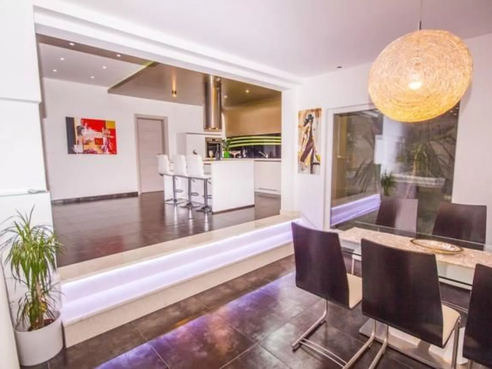 Modernes Apartment mit Gartennutzung, einer groß - Image-tags.info