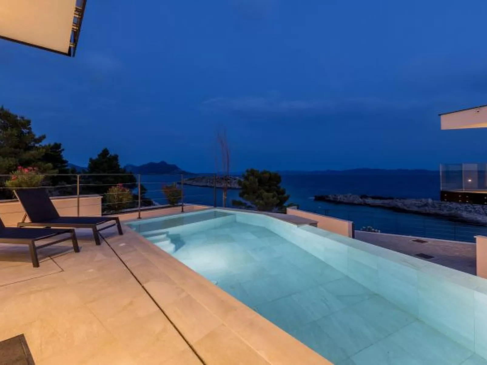 Beachfront villa Luce with seaview and pool - Buiten