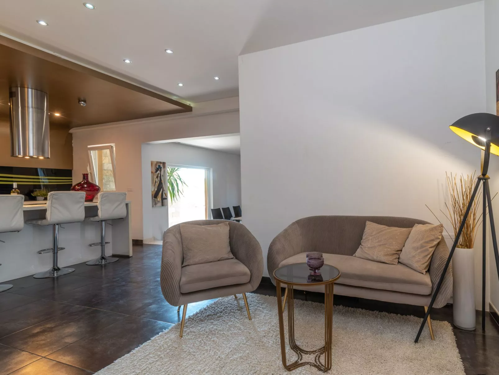 Modernes Apartment mit Gartennutzung, einer groß - Image-tags.info