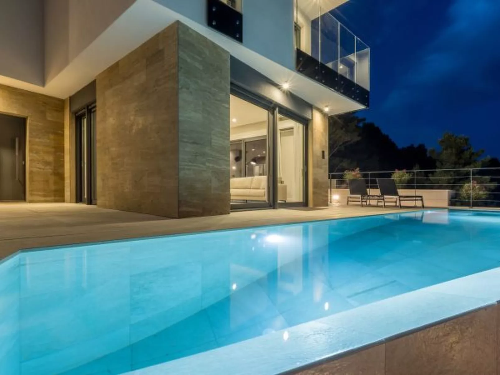 Beachfront villa Luce with seaview and pool - Binnen