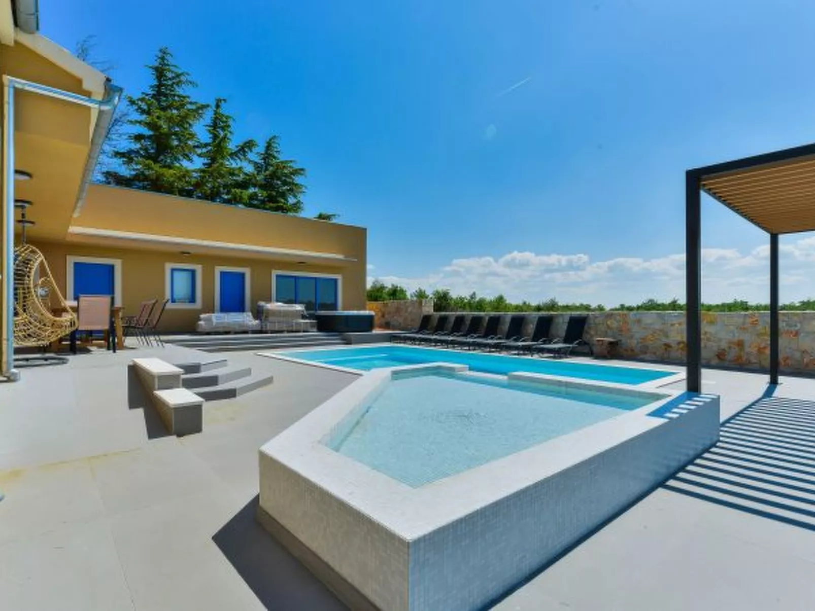 Villa RE with heated pool and spa - Image-tags.info