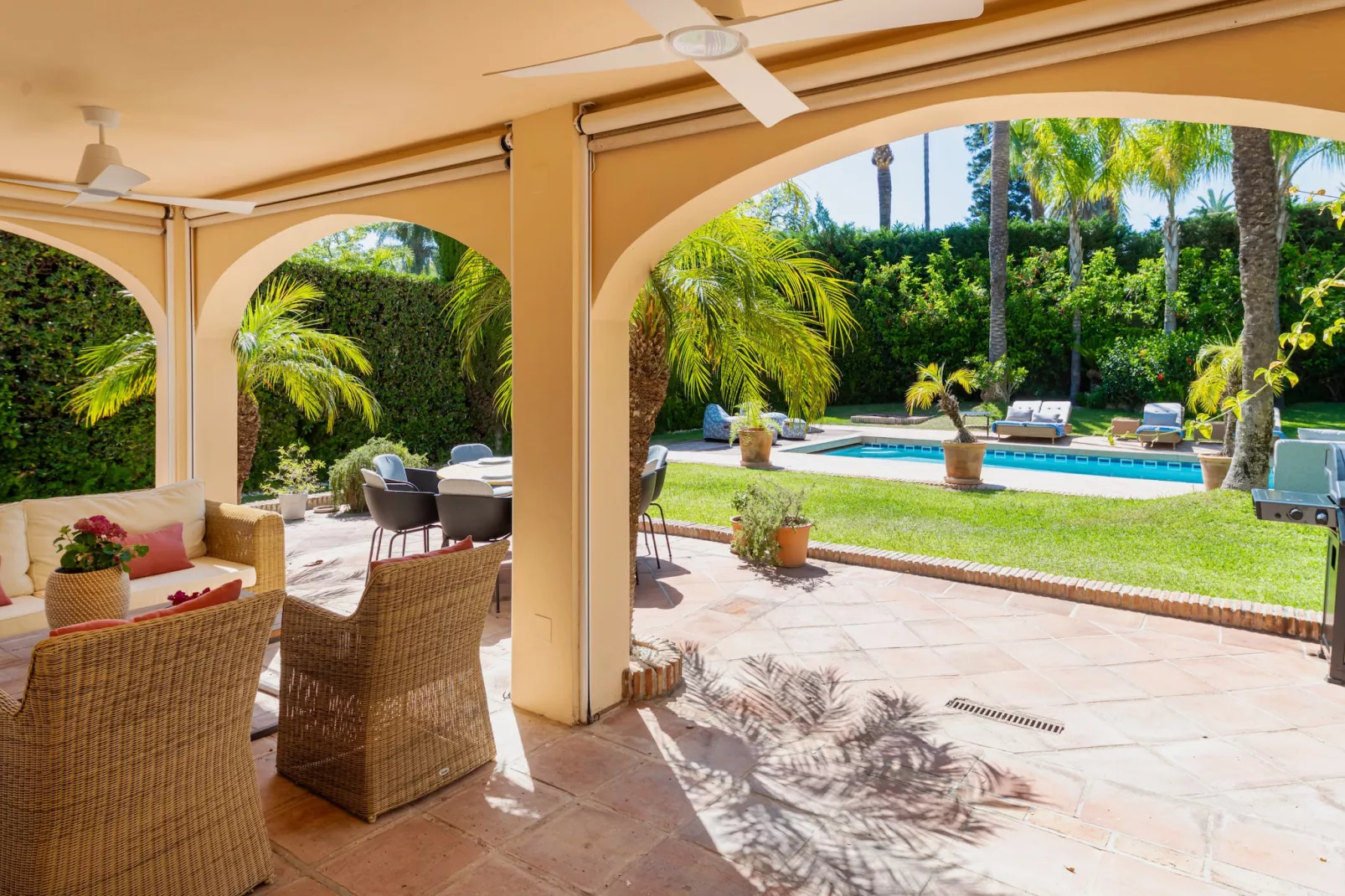 Charming Andalusian-Style Beach Villa - Terras