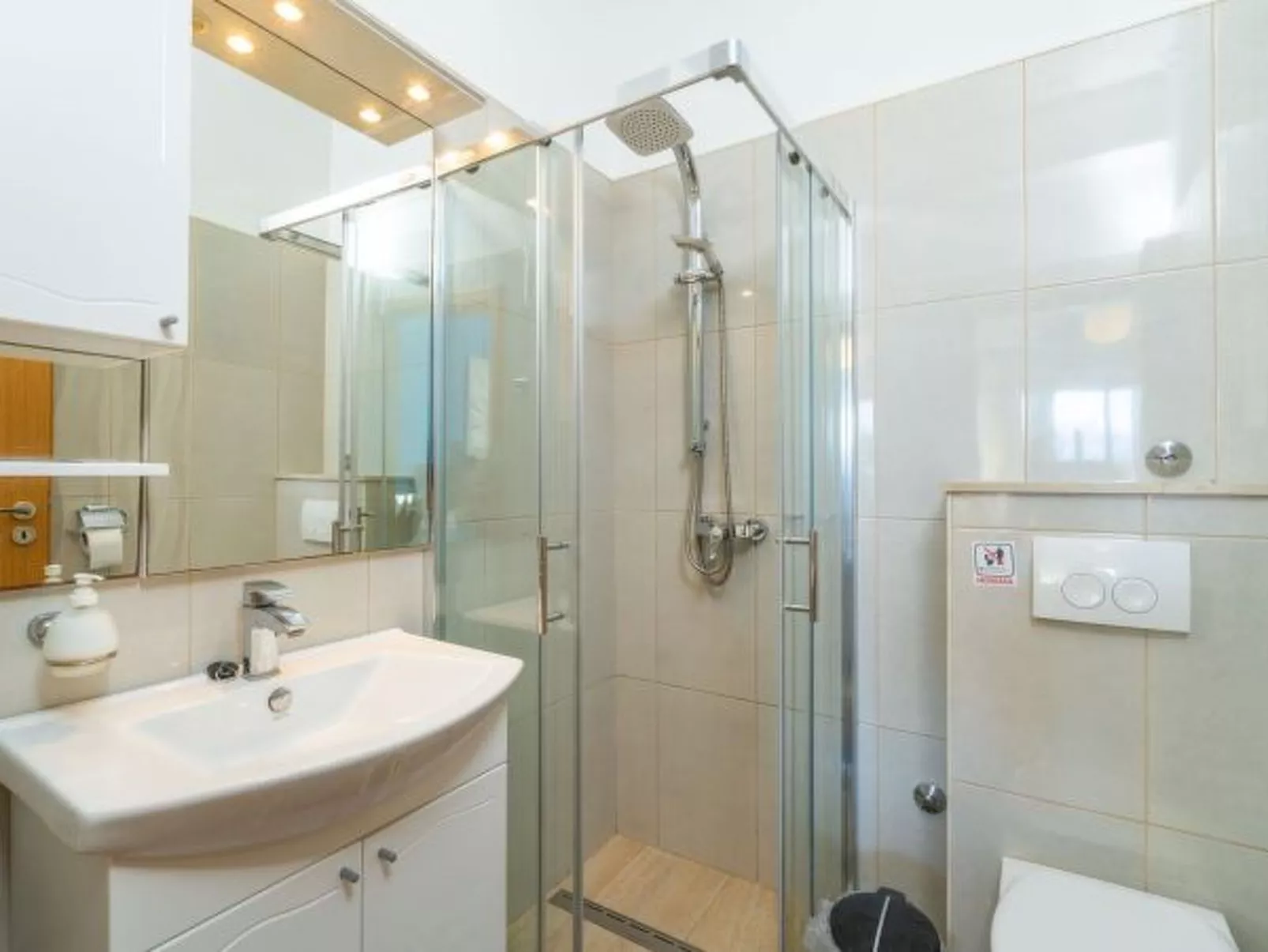 Beachfront Apartment house Hon with pool - Binnen