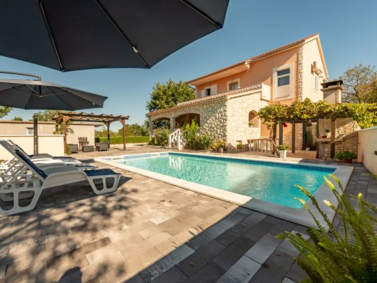 Holiday House Laetitia with pool - Image-tags.info